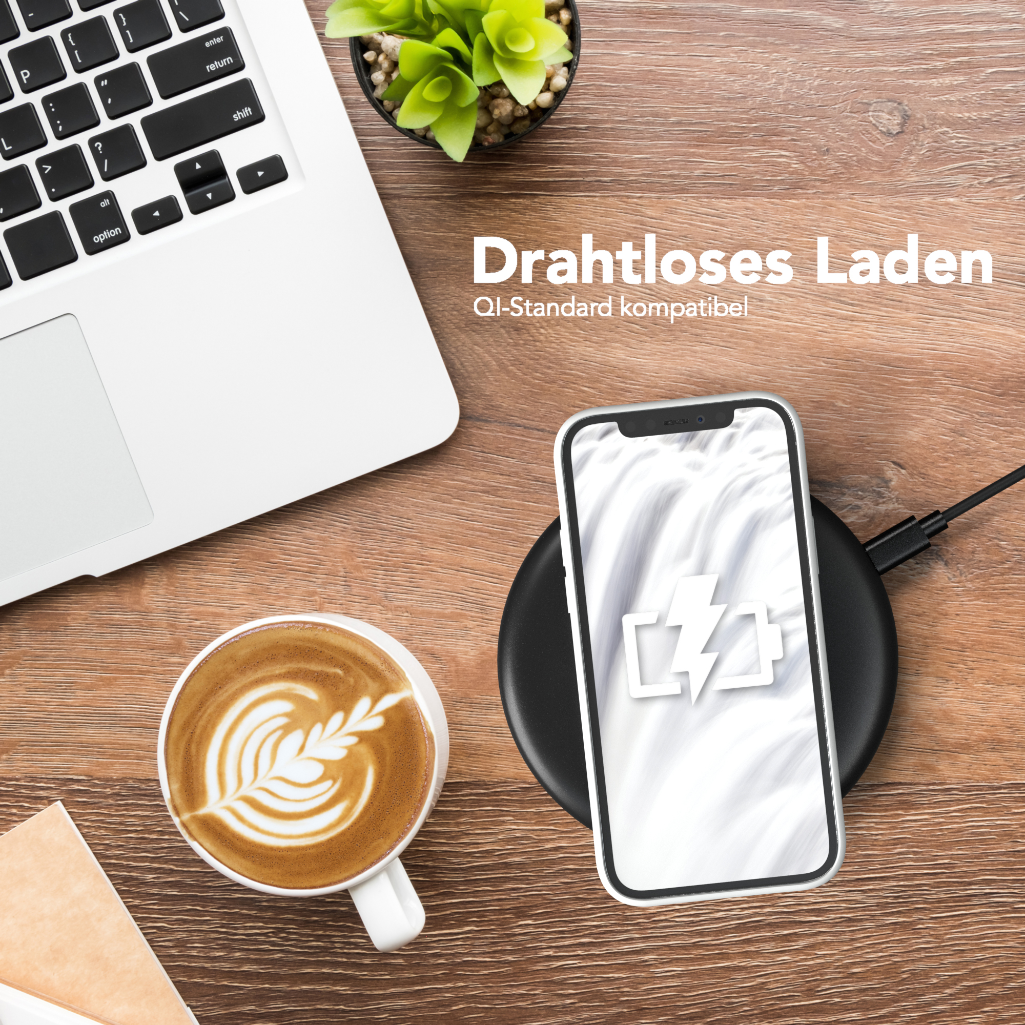 Laptop, Kaffee mit Kunst und ein Telefon auf einem kabellosen Ladegerät, mit Blitzsymbol.
