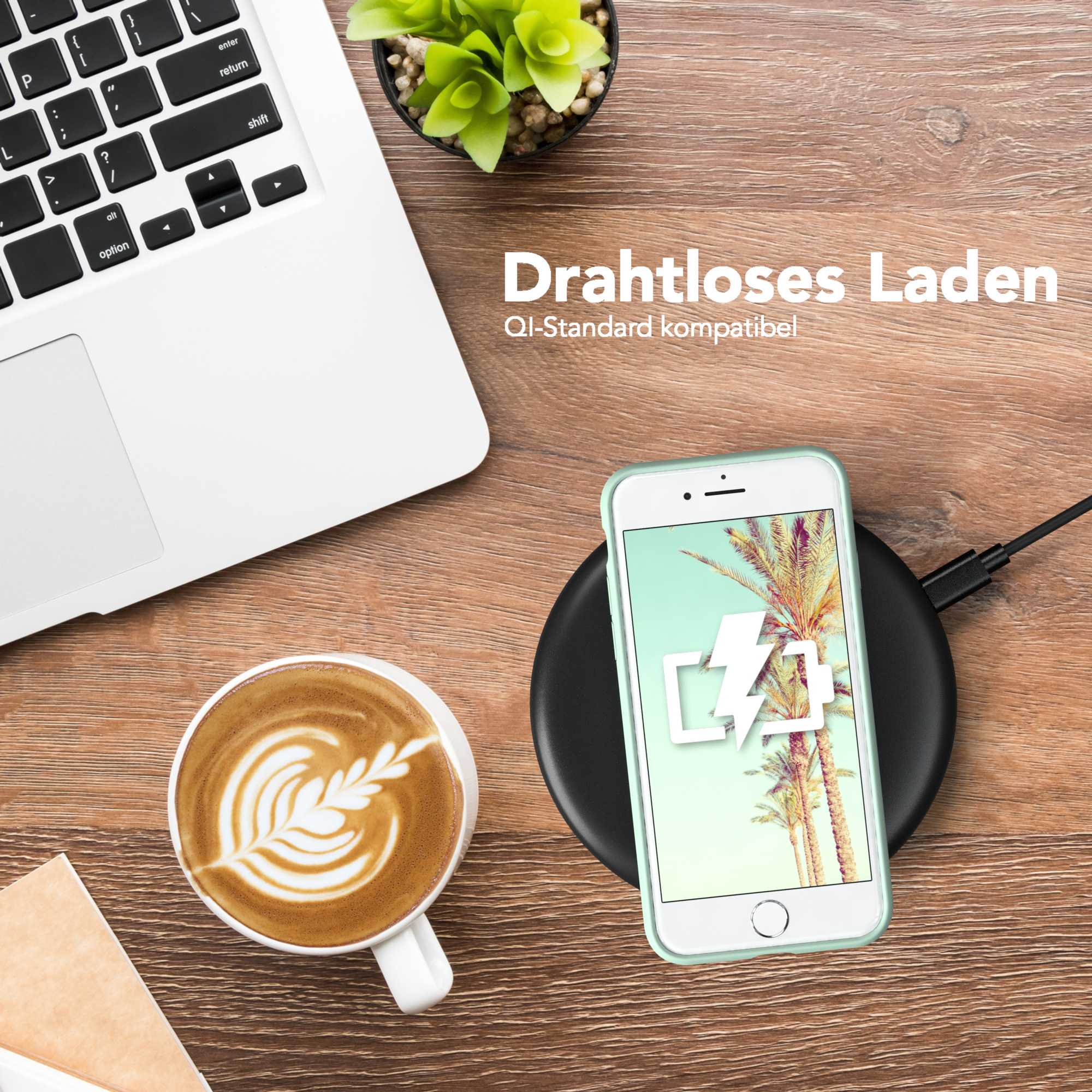 Ein Telefon auf einem kabellosen Ladegerät, eine Kaffeetasse und eine Pflanze.