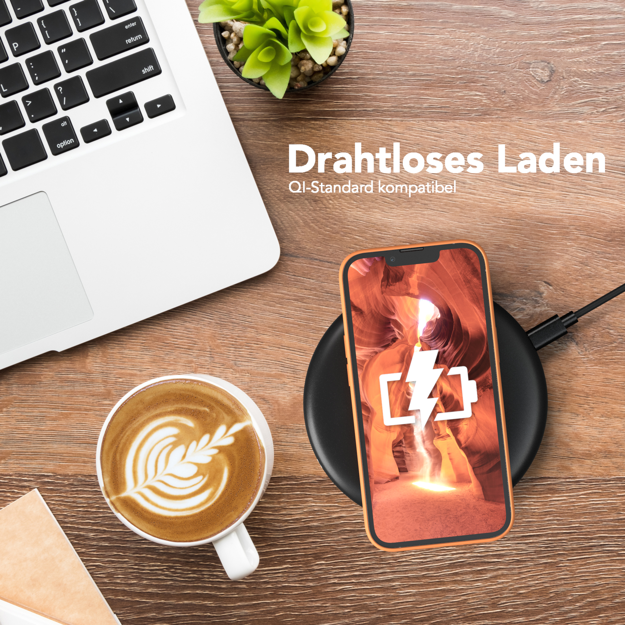 Telefon auf kabellosem Ladegerät, Kaffee und Laptop auf Holztisch. Text: Kabelloses Laden.