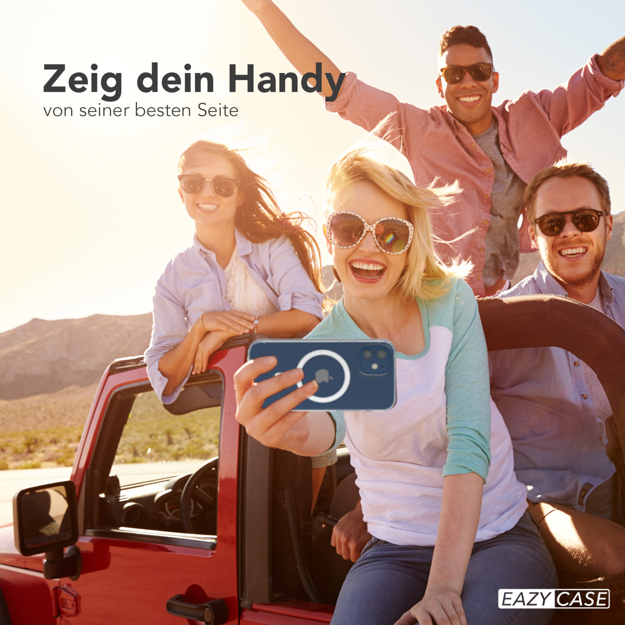 Vier Personen in einem roten Jeep, eine macht ein Selfie mit einer Handyhülle.