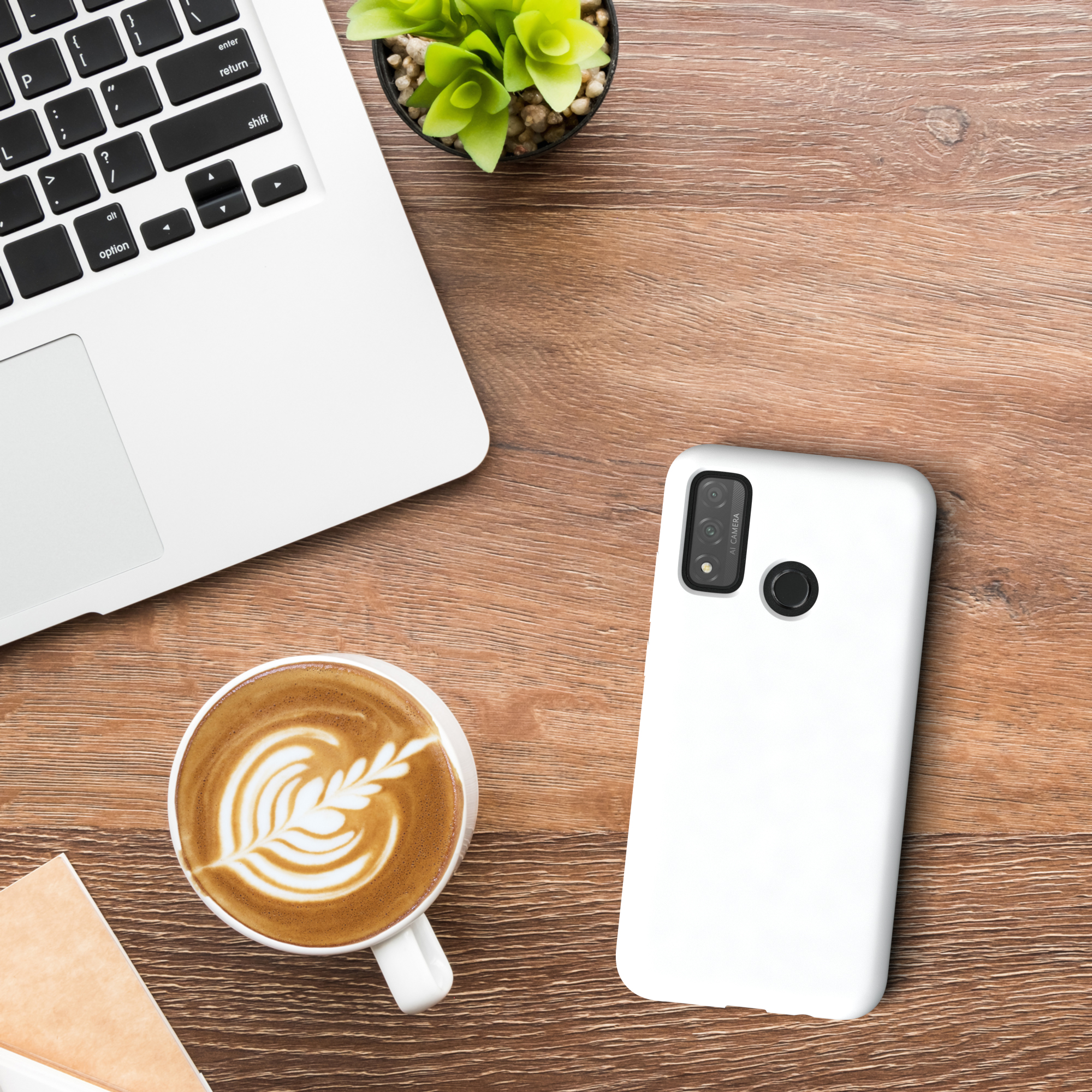 Weißes Handycase, Laptop und Kaffee auf einem Holzschreibtisch.