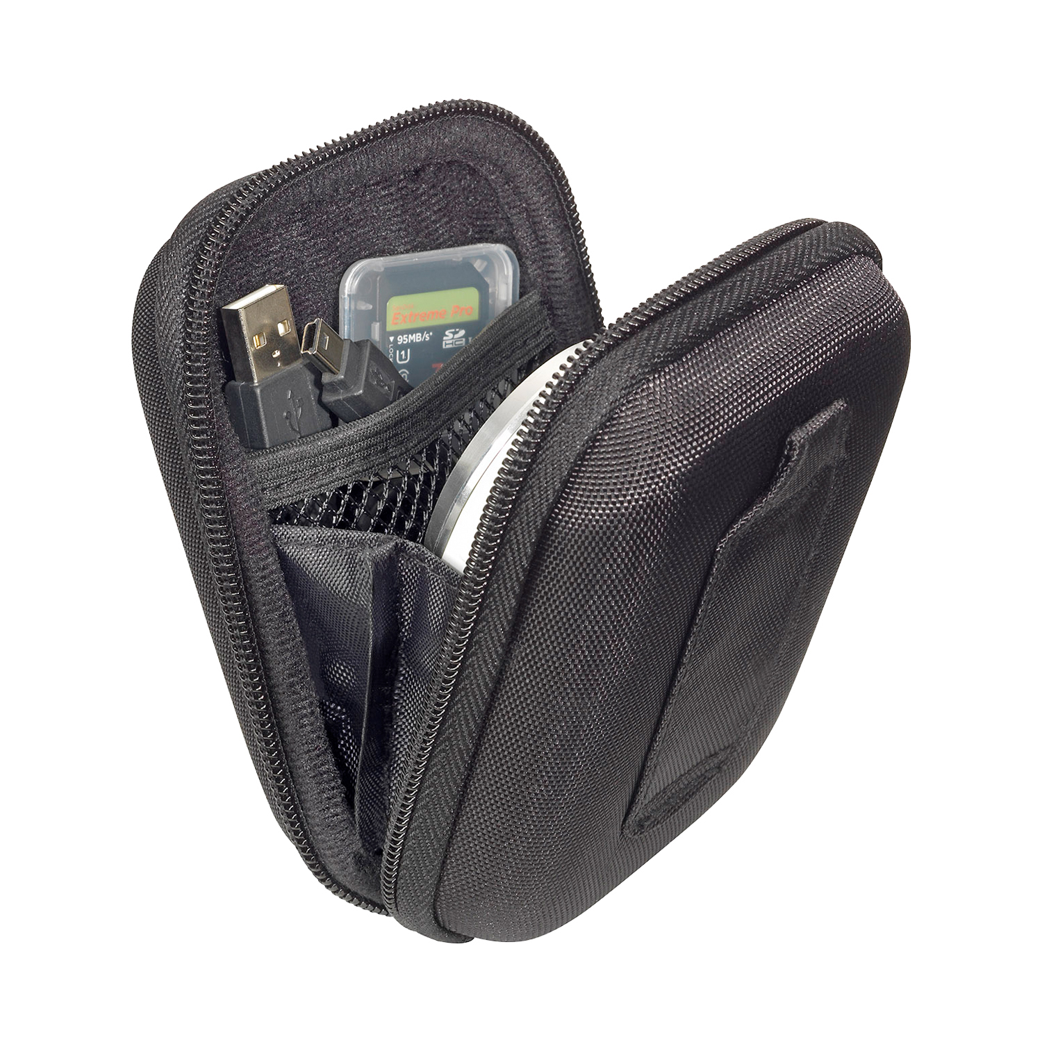 Eine schwarze Tasche ist geöffnet und zeigt USB-Kabel, SD-Karten und anderes Zubehör.