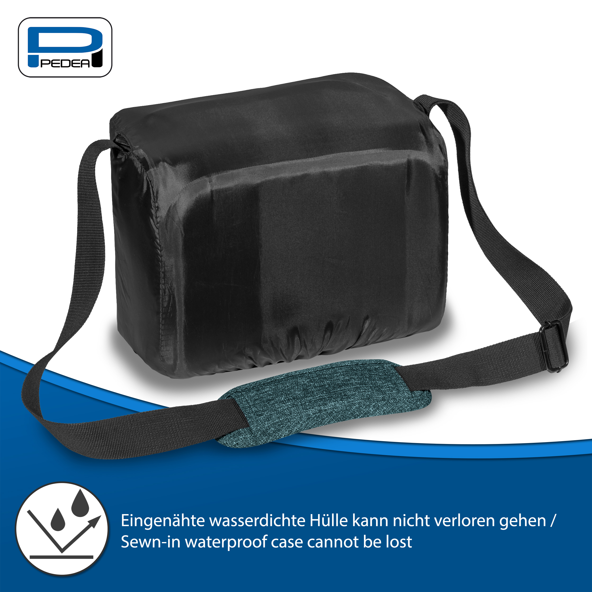 Schwarze Kameratasche mit Schultergurt auf weißer Oberfläche. Die Tasche ist geschlossen und wasserdicht.
