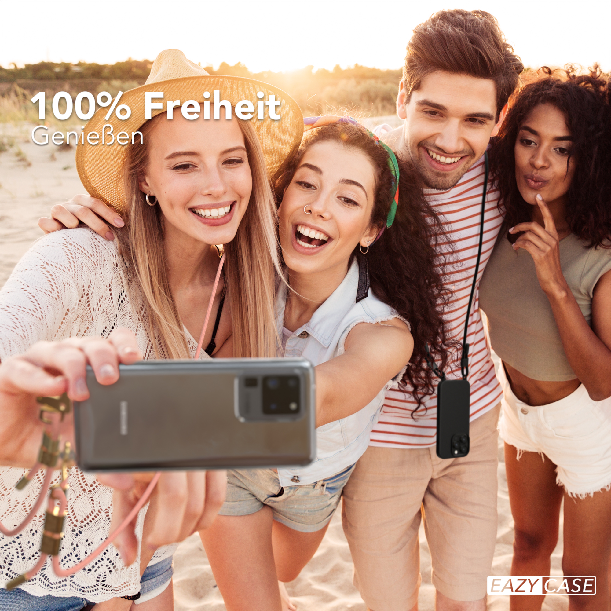 Vier Freunde machen ein Selfie am Strand, fröhliche Gesichter.