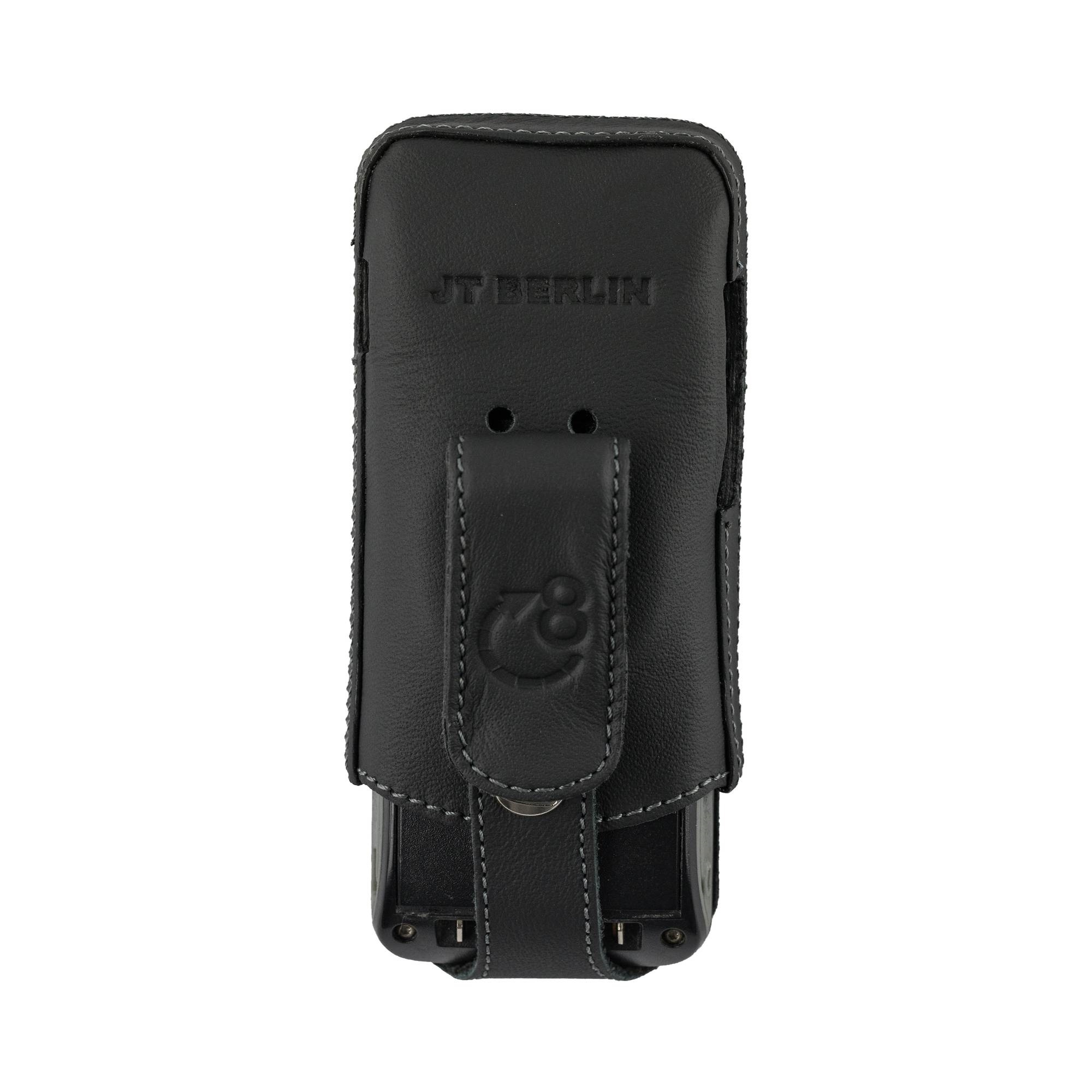 Schwarze Leder-Handyhülle. Die Hülle ist geschlossen und hat einen Gürtelclip auf der Rückseite.