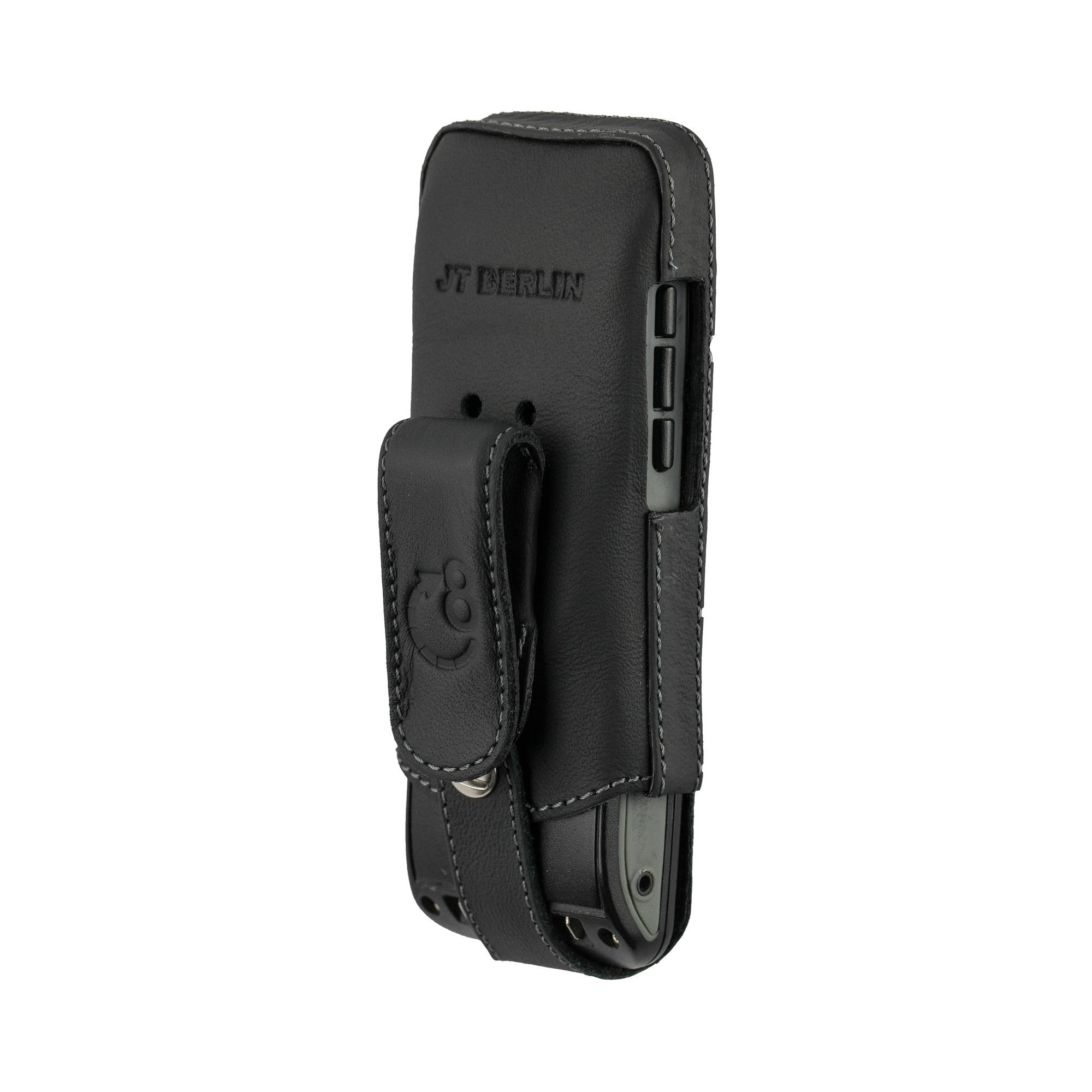 Schwarze Leder-Telefonholster mit Gürtelclip. Das Telefon ist teilweise eingesetzt.
