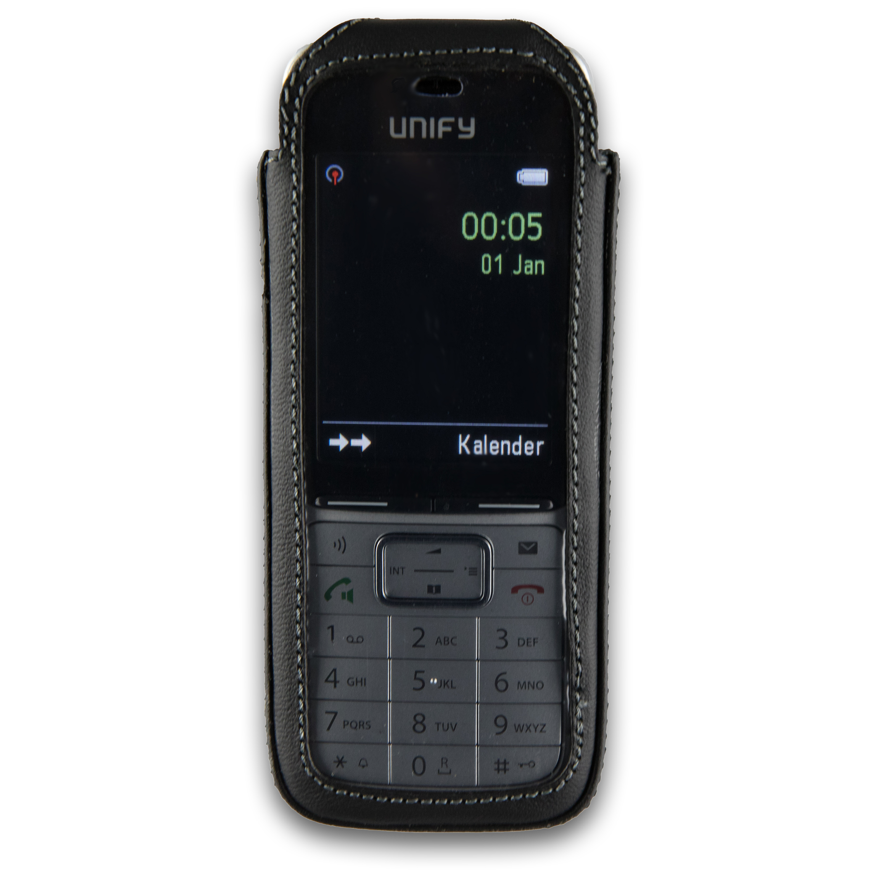 Ein schwarzes Klapphandy in einer schwarzen Lederhülle. Das Telefon zeigt Uhrzeit und Datum auf dem Bildschirm.