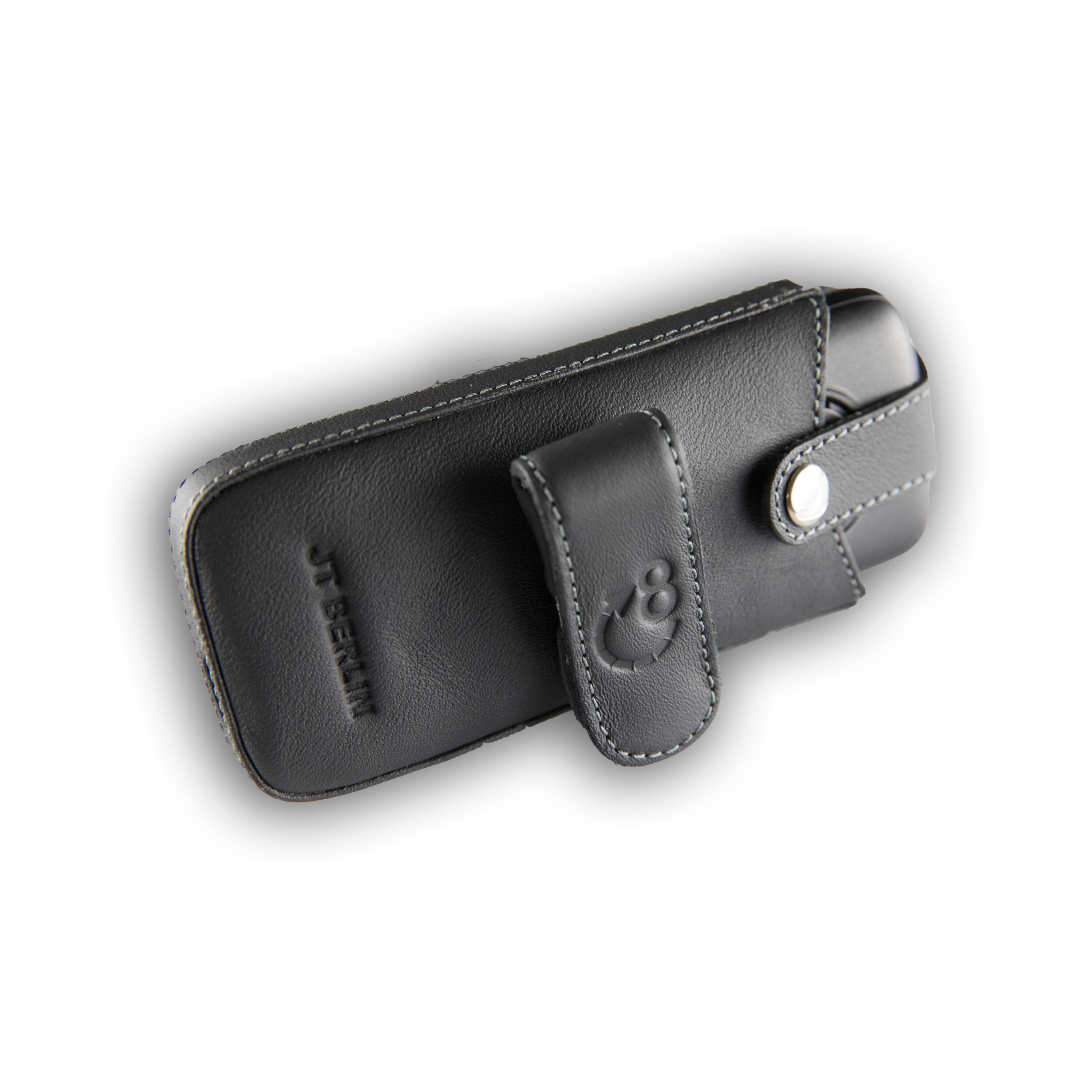 Eine schwarze Leder-Handyhülle mit Gürtelclip, isoliert auf weißem Hintergrund.