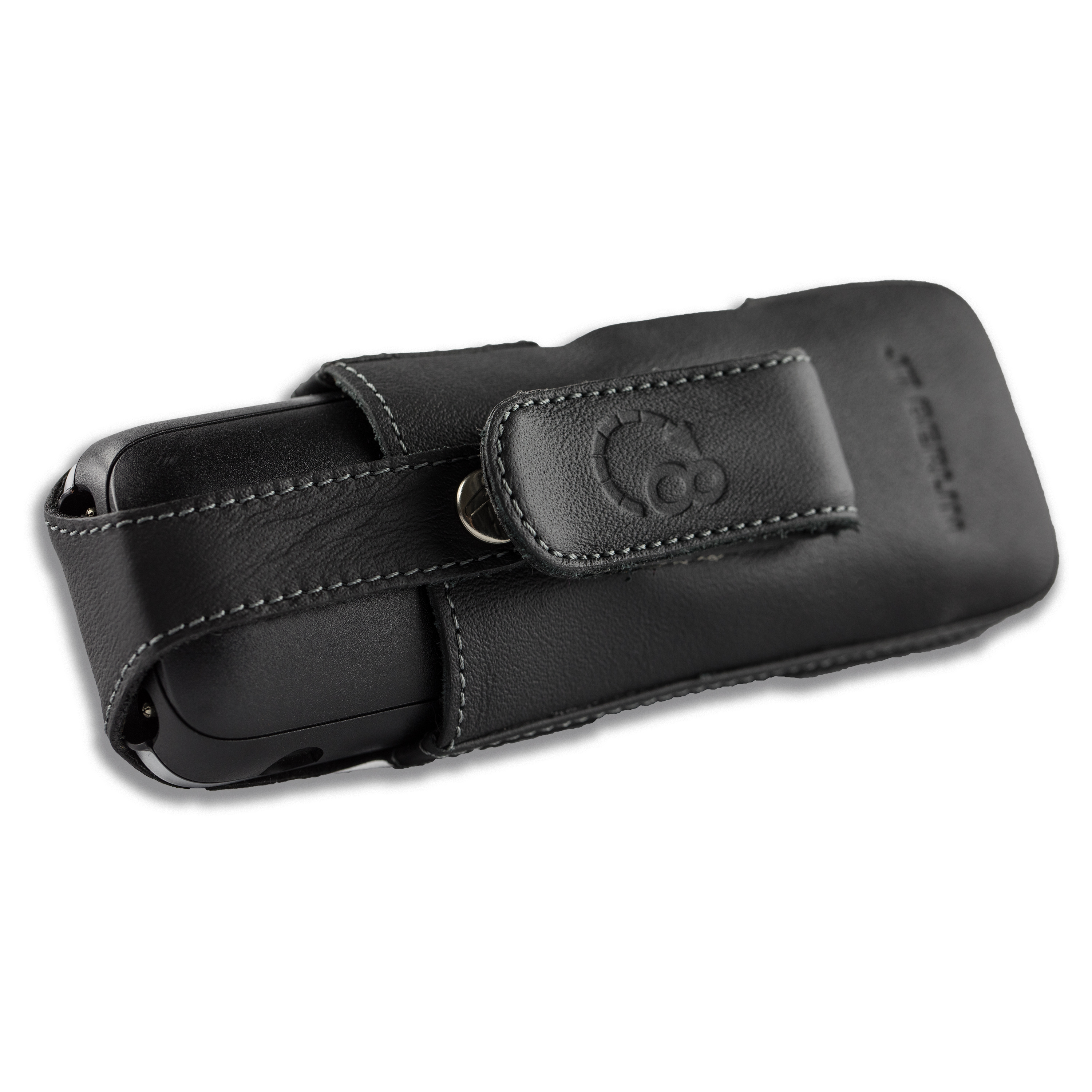 Schwarze Leder-Handyhülle mit Klappe und Gürtelclip, weißer Hintergrund.
