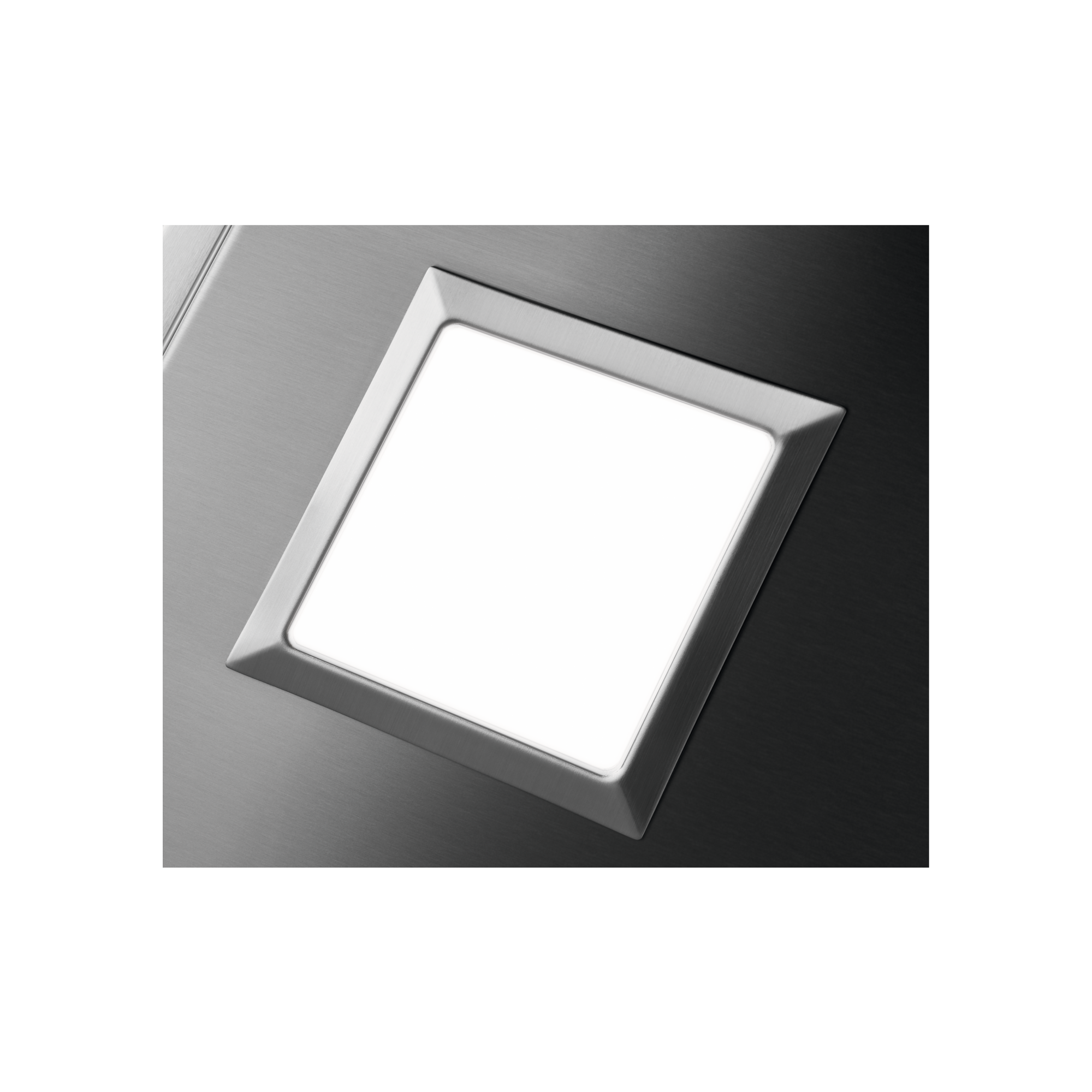Luz LED empotrada cuadrada. Marco plateado. Fondo negro. Luz blanca emitida.