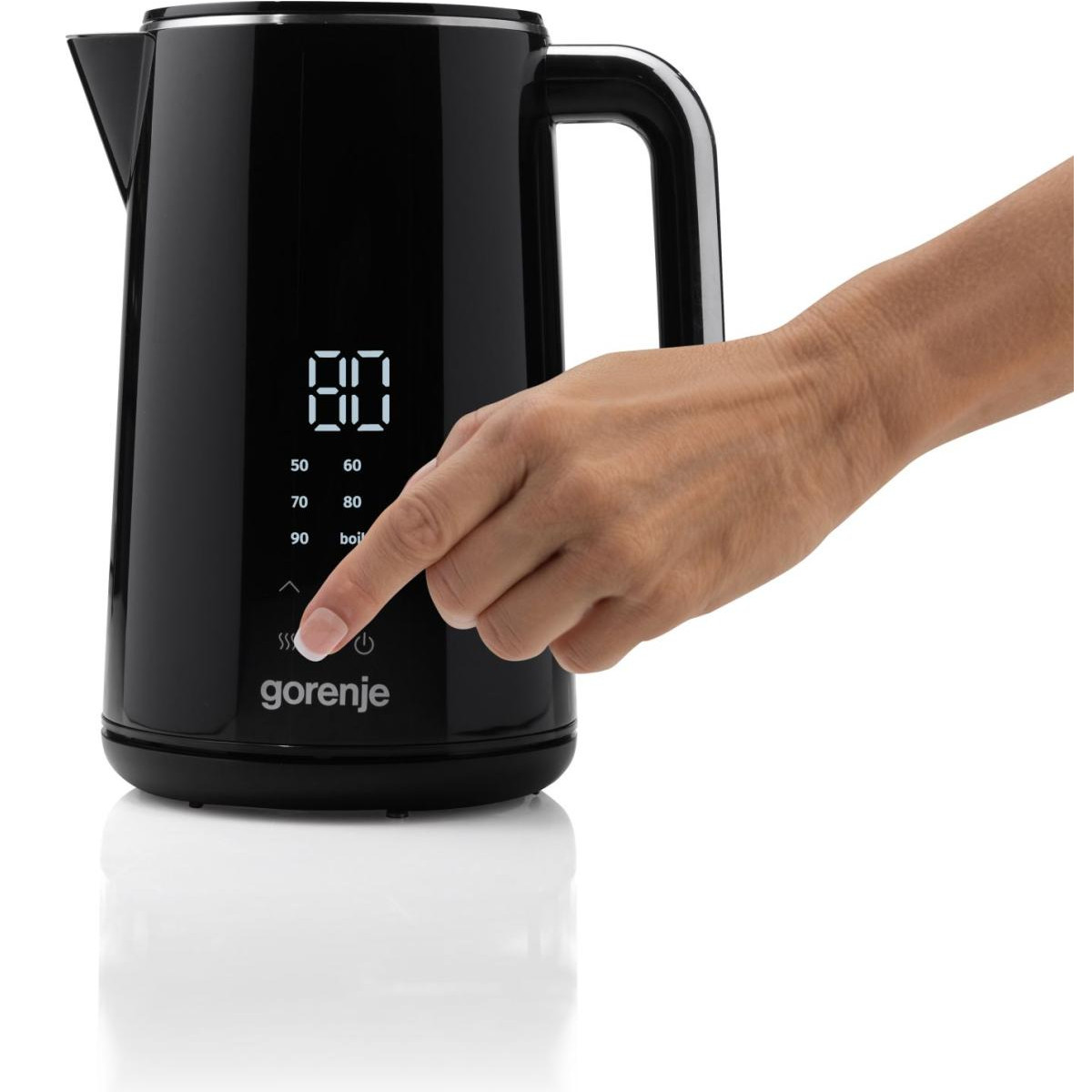 Schwarzer Wasserkocher mit Digitalanzeige. Eine Hand drückt einen Knopf an der Basis.