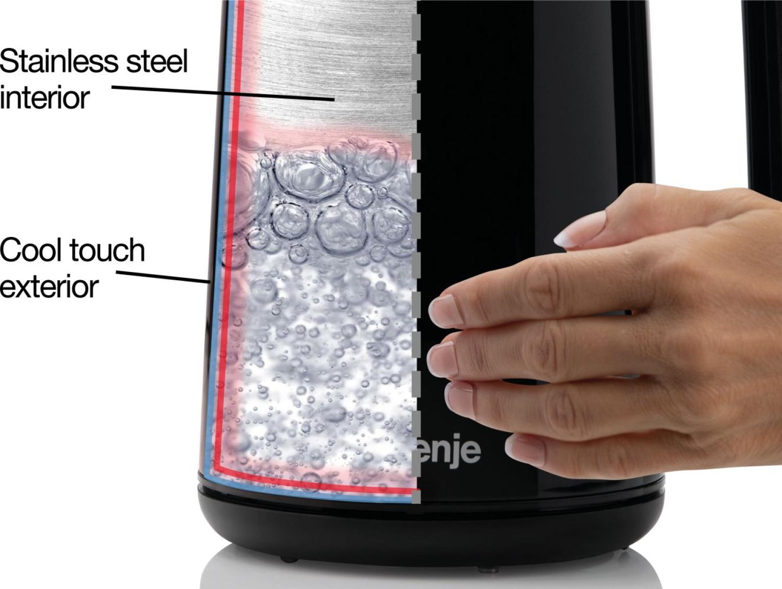 Nahaufnahme eines schwarzen Wasserkochers mit Edelstahl-Innenraum und kochendem Wasser.