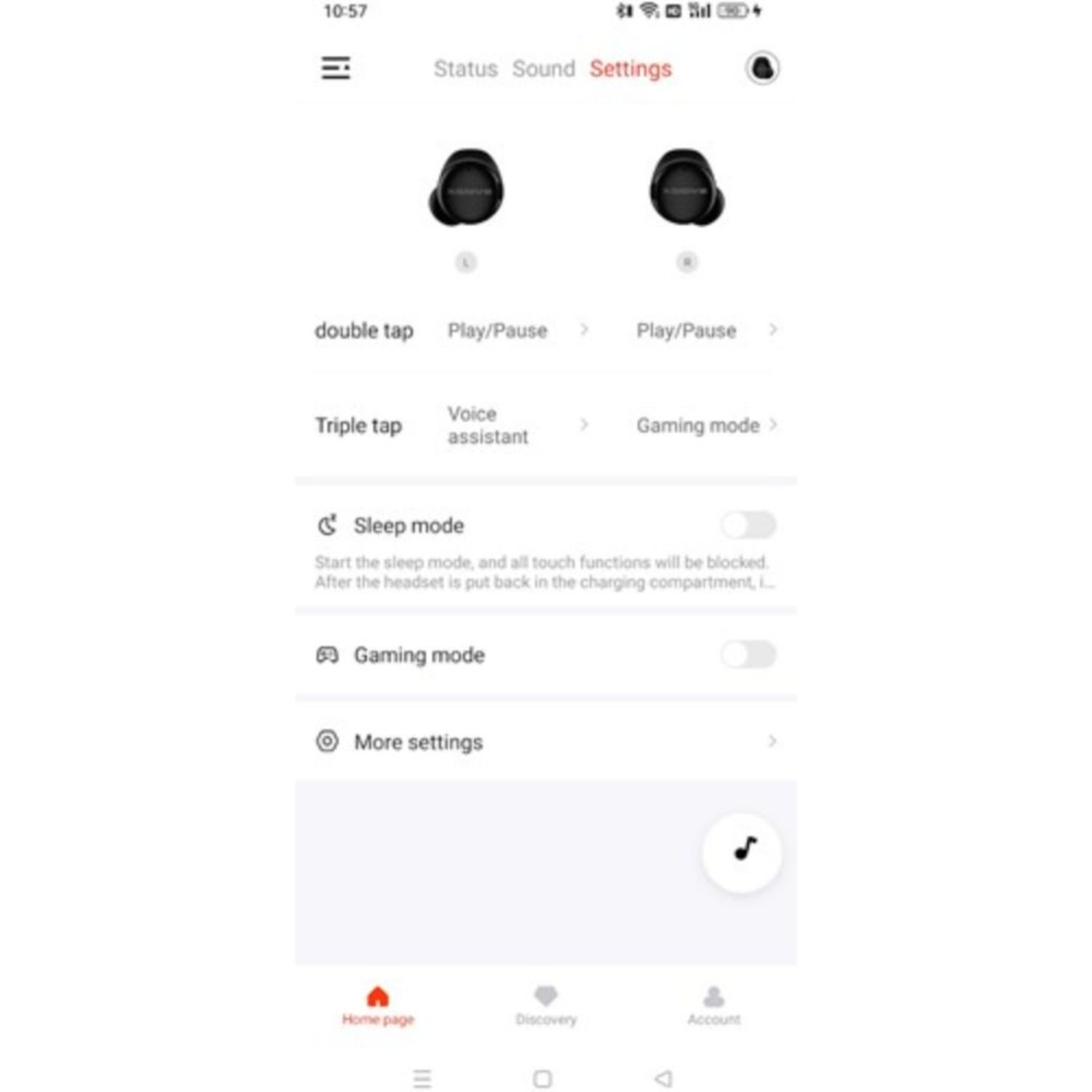 Telefonbildschirm mit App-Einstellungen. Zwei schwarze Ohrhörer werden angezeigt. Weißer Hintergrund.
