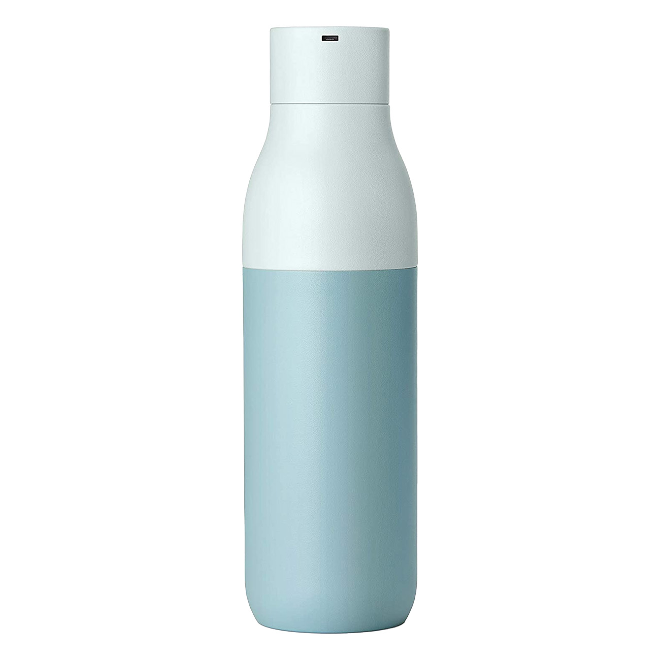 Eine hellblaue und weiße Wasserflasche auf weißem Hintergrund.