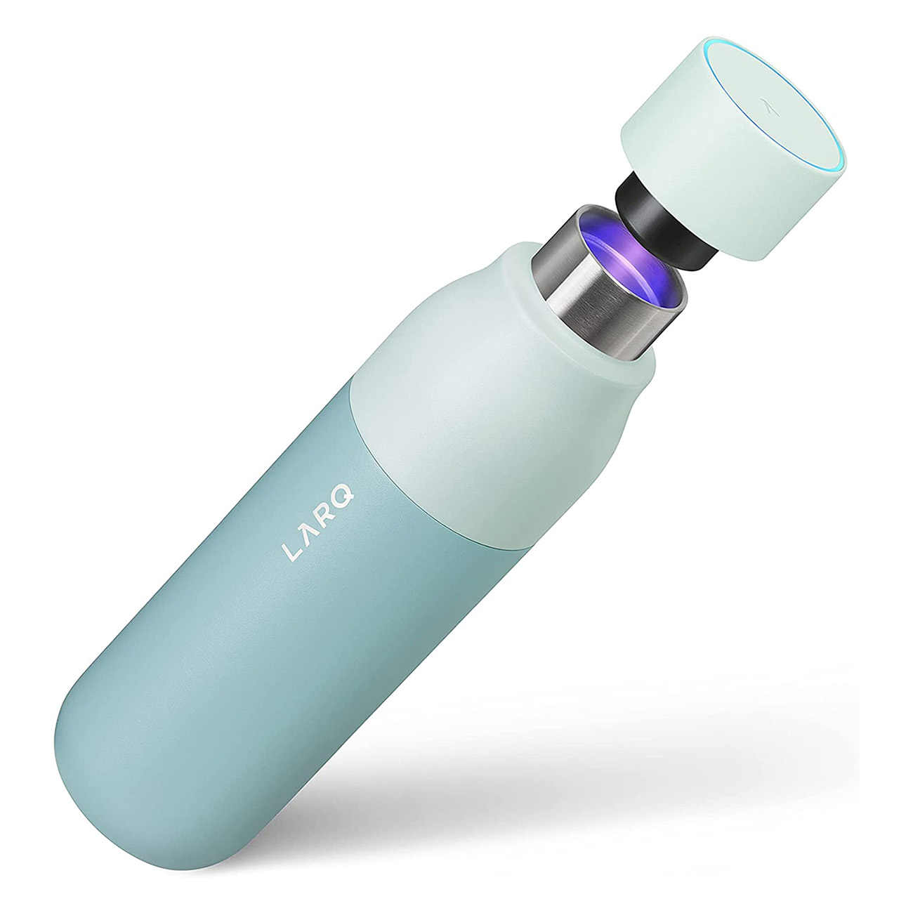 Blau-weiße Wasserflasche mit abgenommenem Deckel, UV-Licht sichtbar.