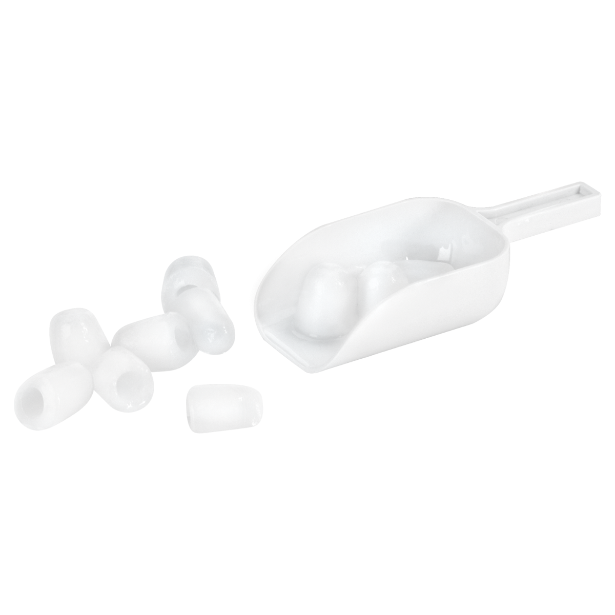 Biała szufelka do lodu z kostkami. Kilka kostek lodu jest rozrzuconych obok.