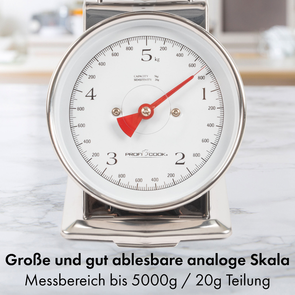 Zbliżenie białej wagi z czerwoną wskazówką na około 700g. Waga ma białą tarczę.