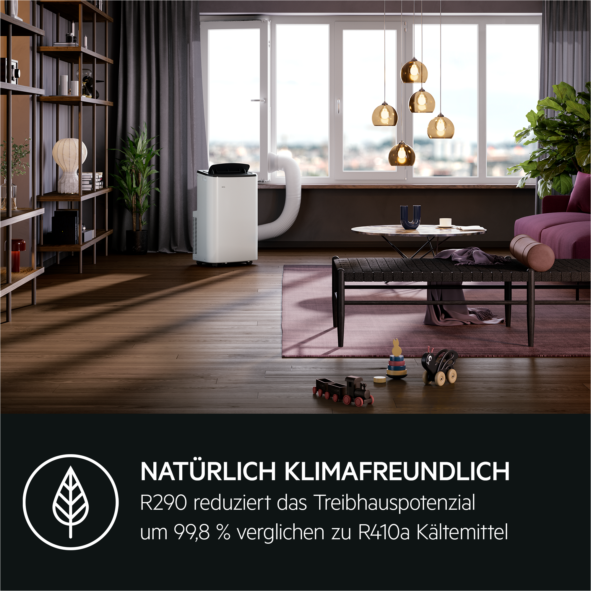 Salon z klimatyzacją i oknem. Światło słoneczne, drewniana podłoga. Tekst w języku niemieckim: 'Natürlich klimafreundlich'.