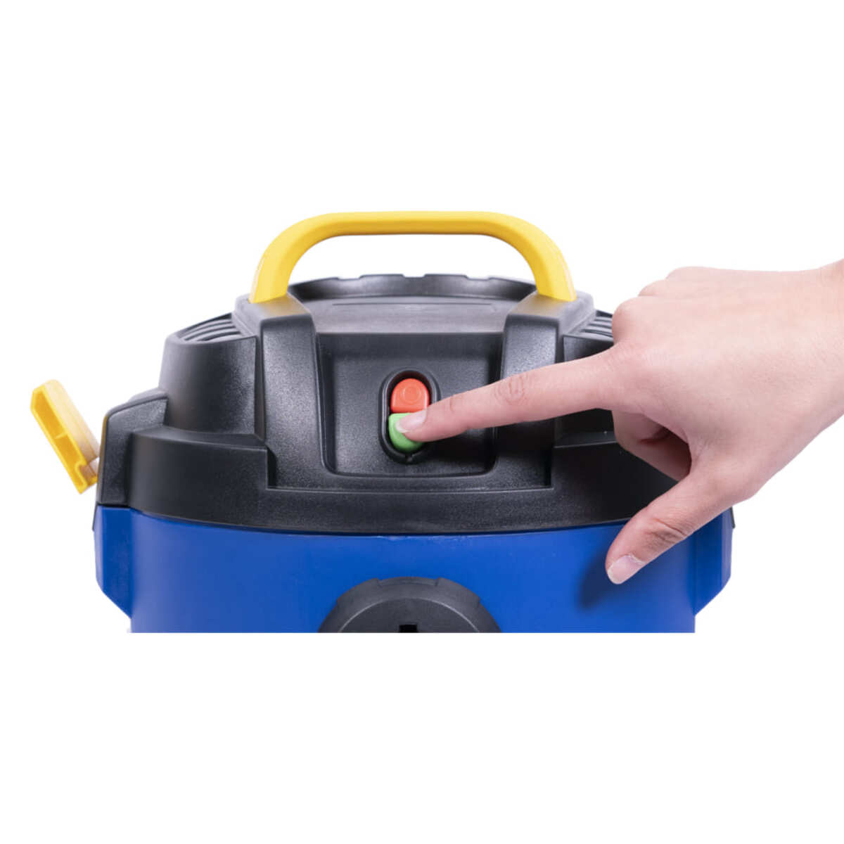Una mano preme un pulsante su un aspirapolvere blu e nero con manico giallo.