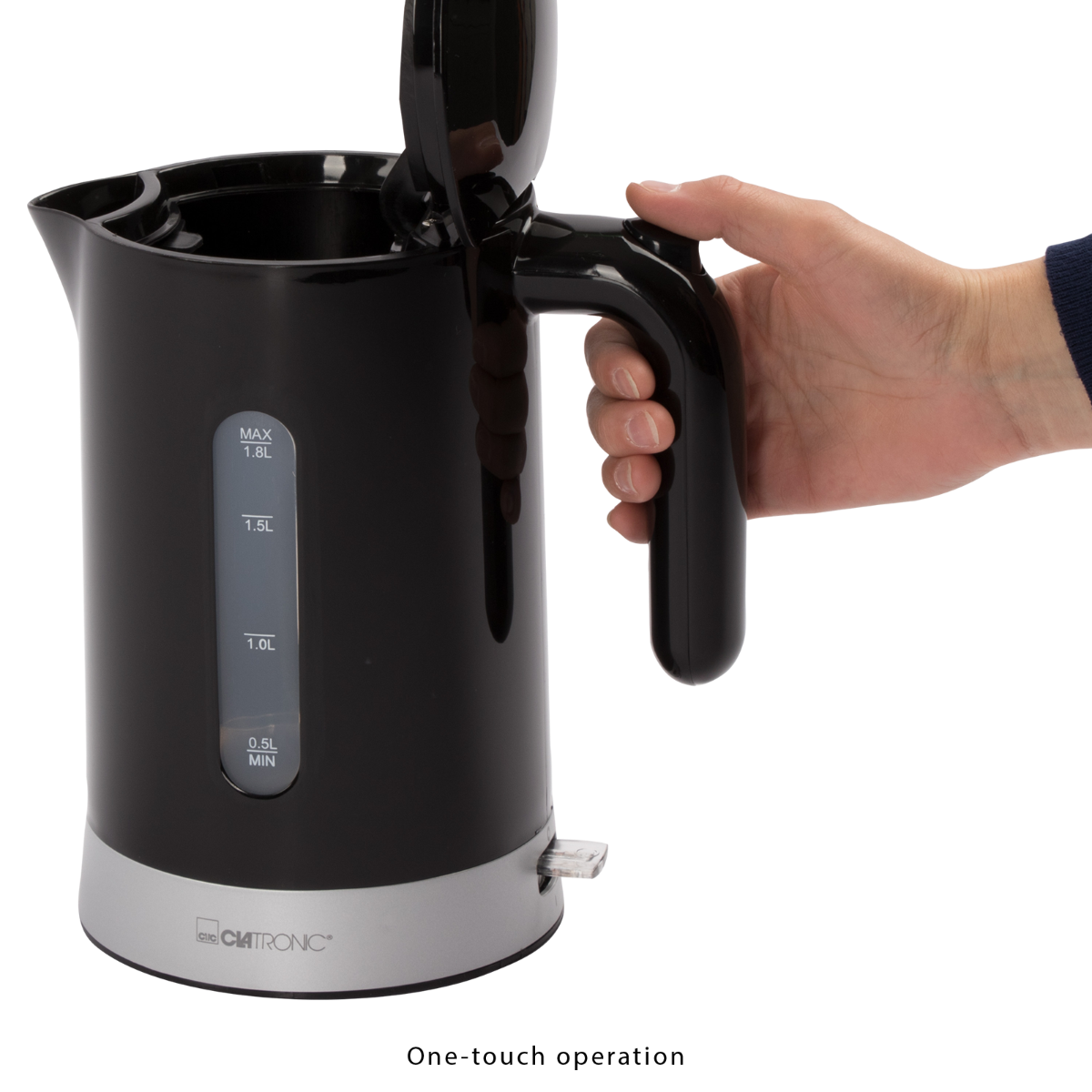 Czajnik elektryczny czarny z uchwytem, pokrywa otwarta. Ręka trzyma uchwyt. Srebrna podstawa, czarny korpus.