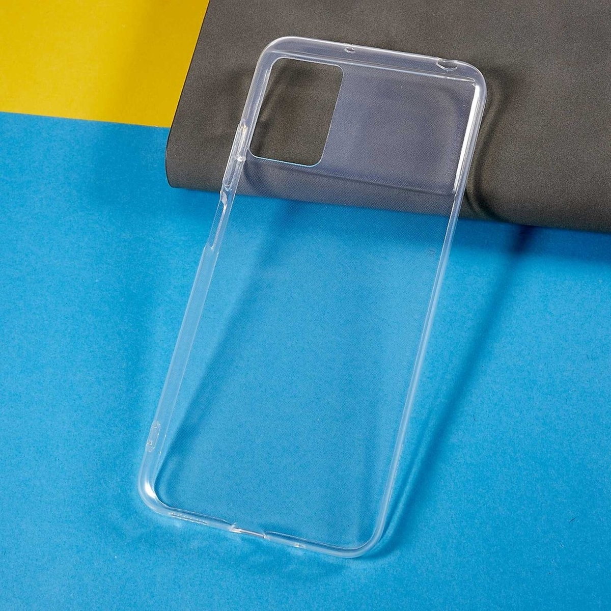 Transparente Handyhülle vor blauem, gelbem und grauem Hintergrund. Rechteckiges Kamera Loch.