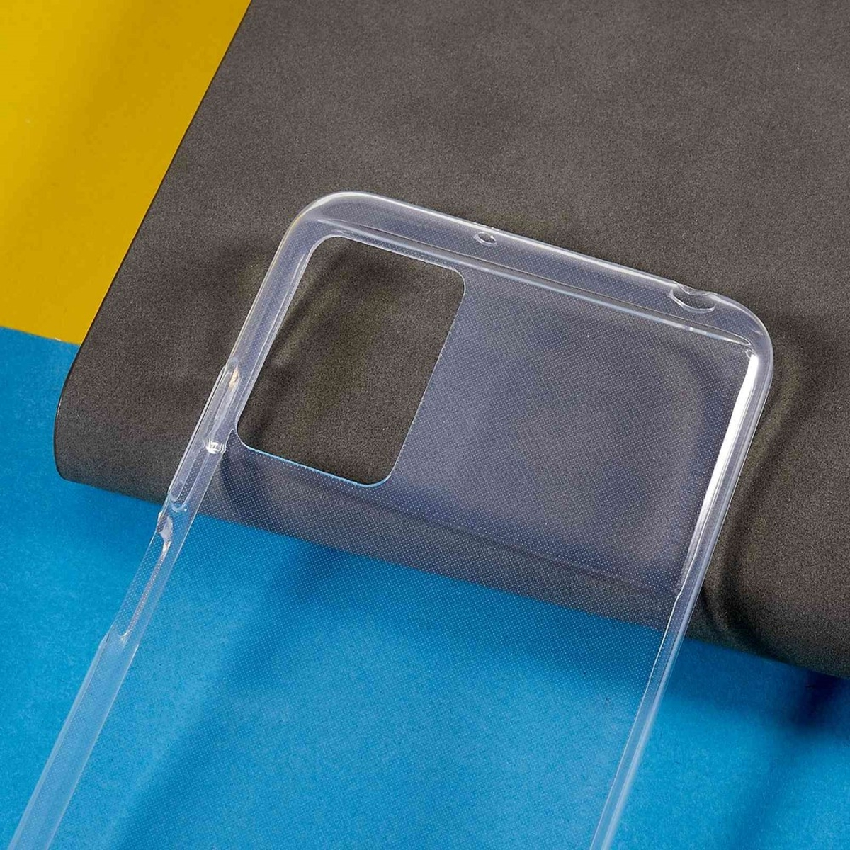 Eine transparente Handyhülle auf blauem und schwarzem Hintergrund. Die Hülle ist leer.