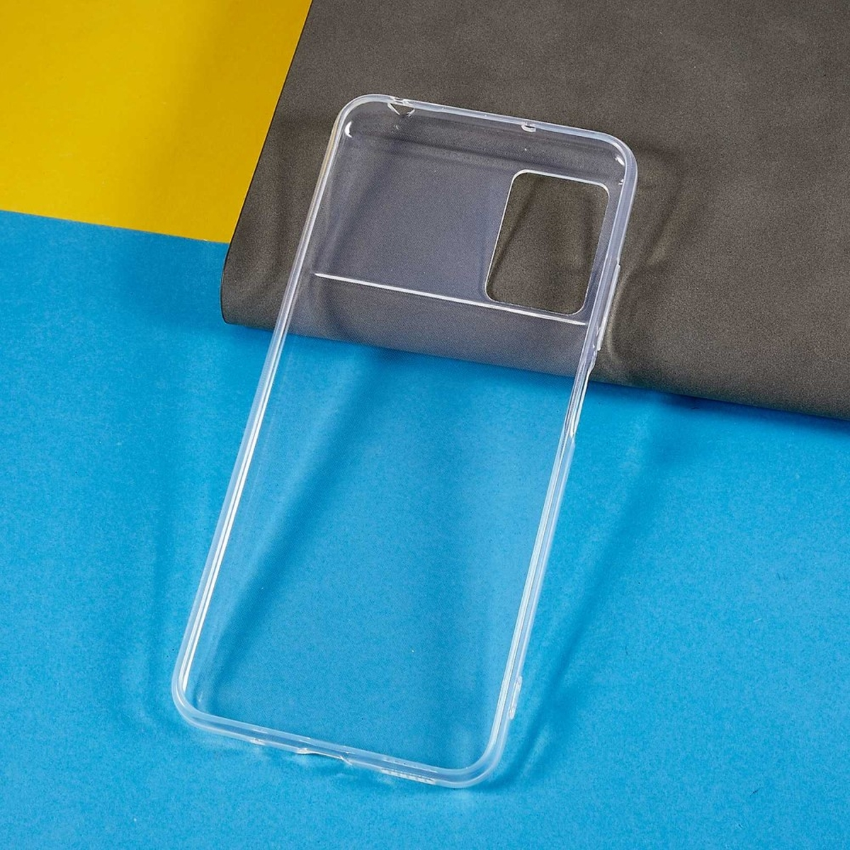 Eine transparente Handyhülle liegt auf einer Oberfläche. Sie ist transparent mit einem Ausschnitt für Kamera und Knöpfe.