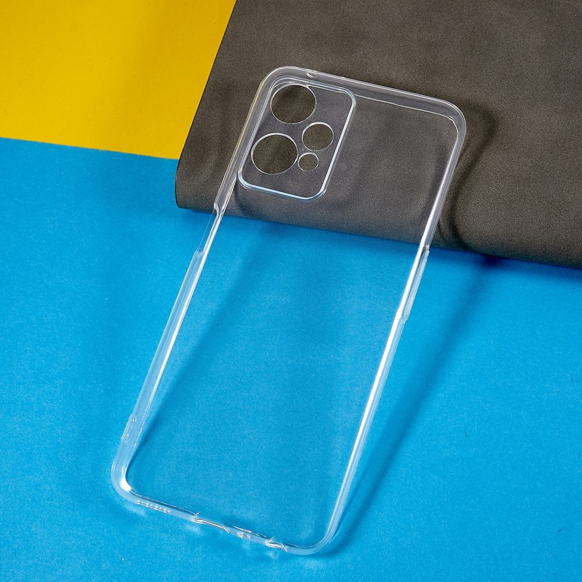 Transparente Handyhülle auf blauem und gelbem Hintergrund. Drei Kameraausschnitte und Knöpfe sichtbar.