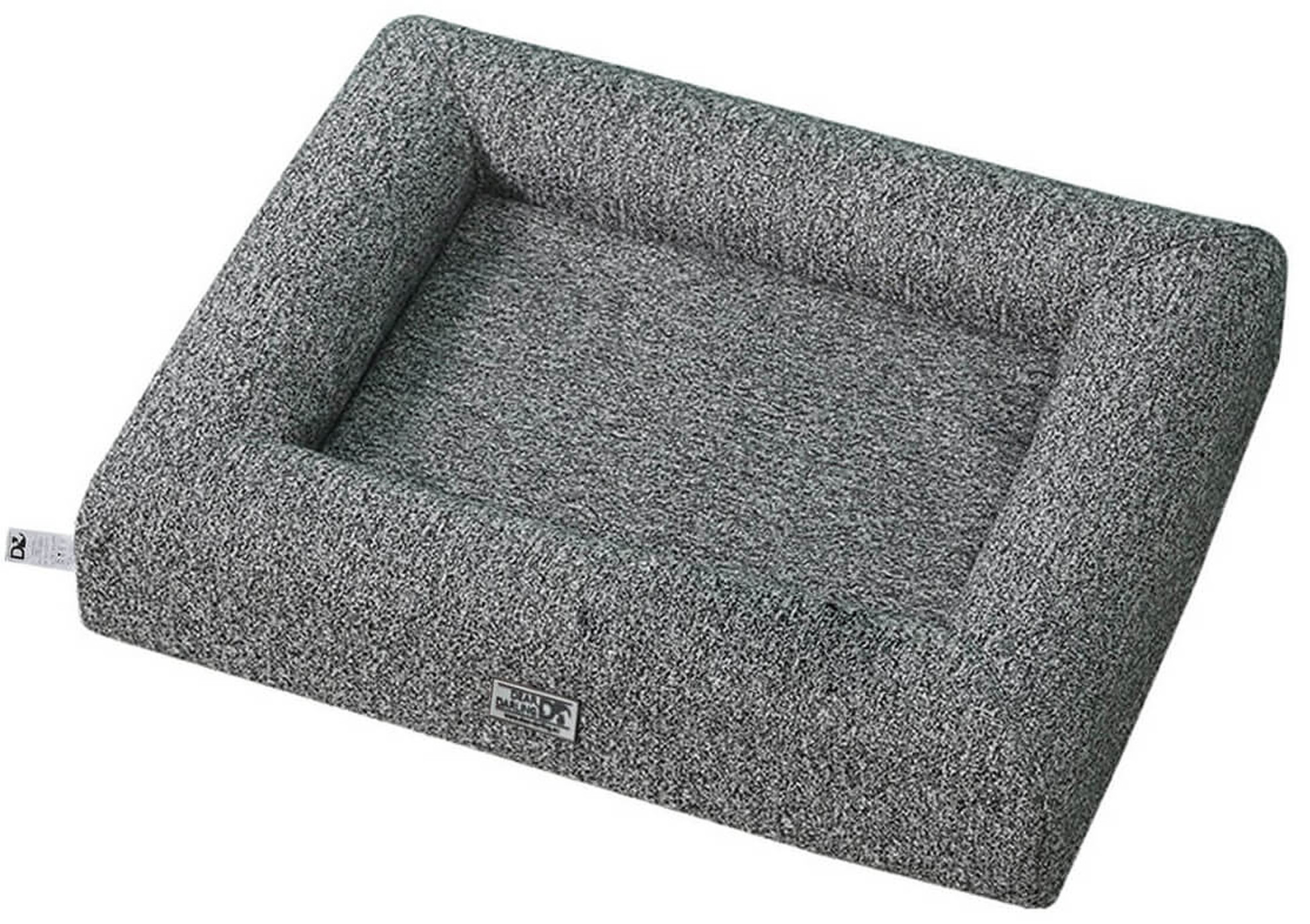 Ein graues Hundebett mit weißem Etikett. Das Bett hat eine strukturierte Oberfläche.