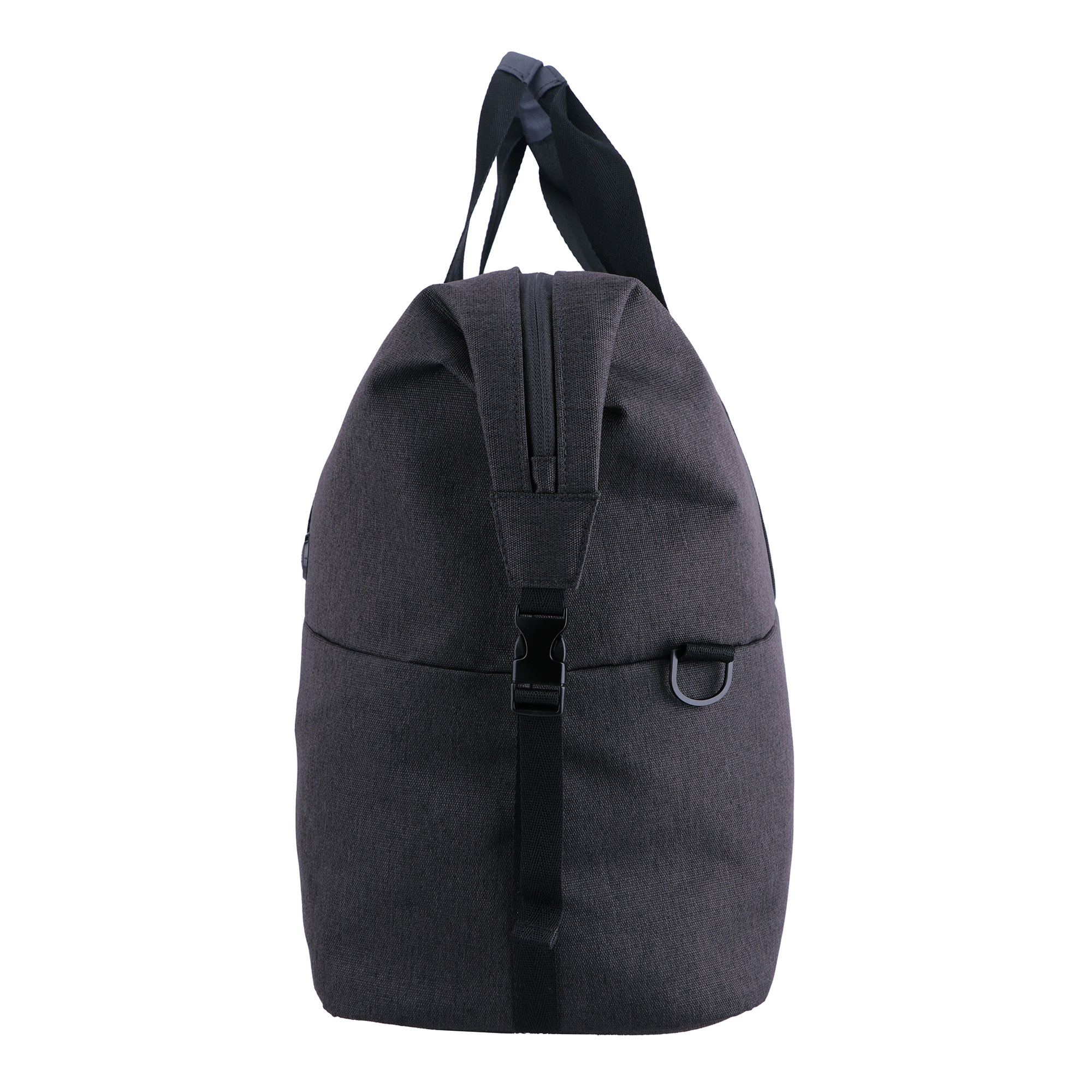 Una borsa da viaggio nera con manico e cinturino nero, isolata su bianco.