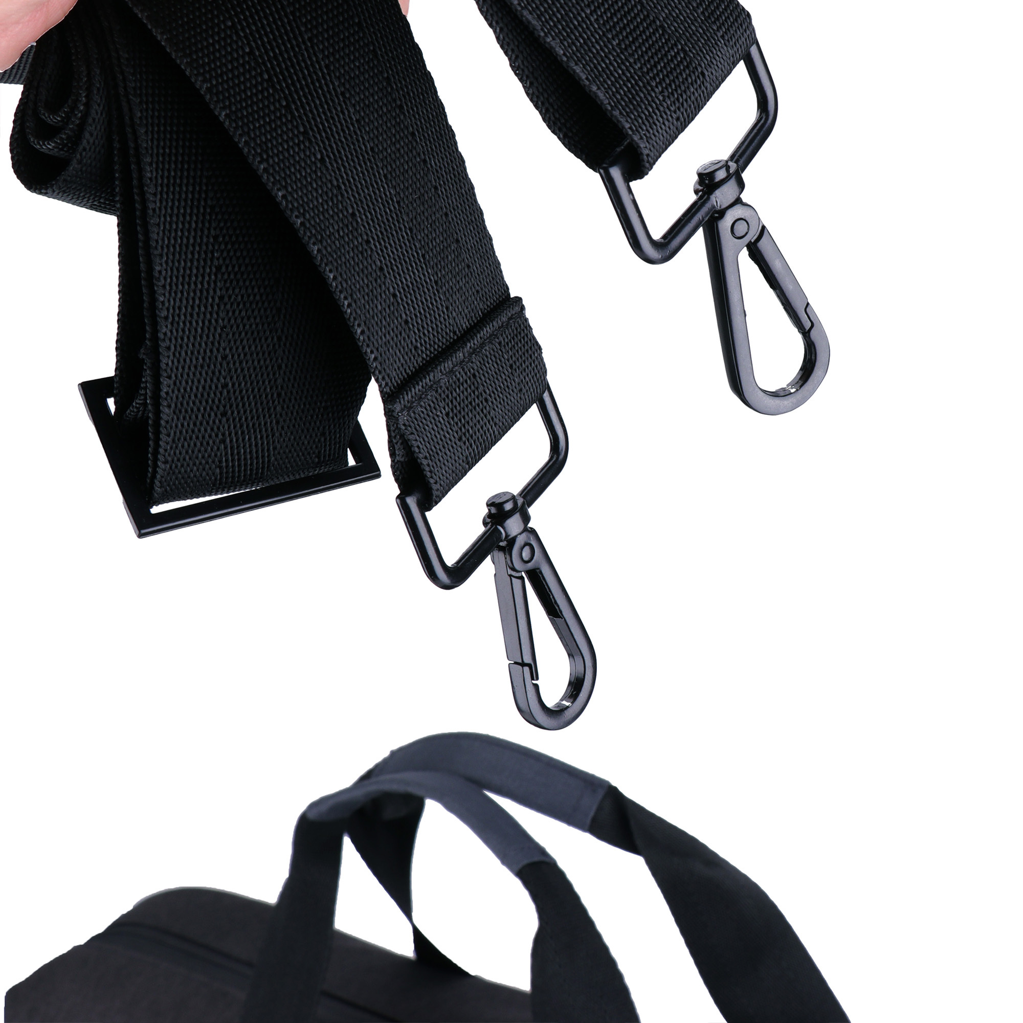 Tracolla nera con clip metalliche. È per una borsa.