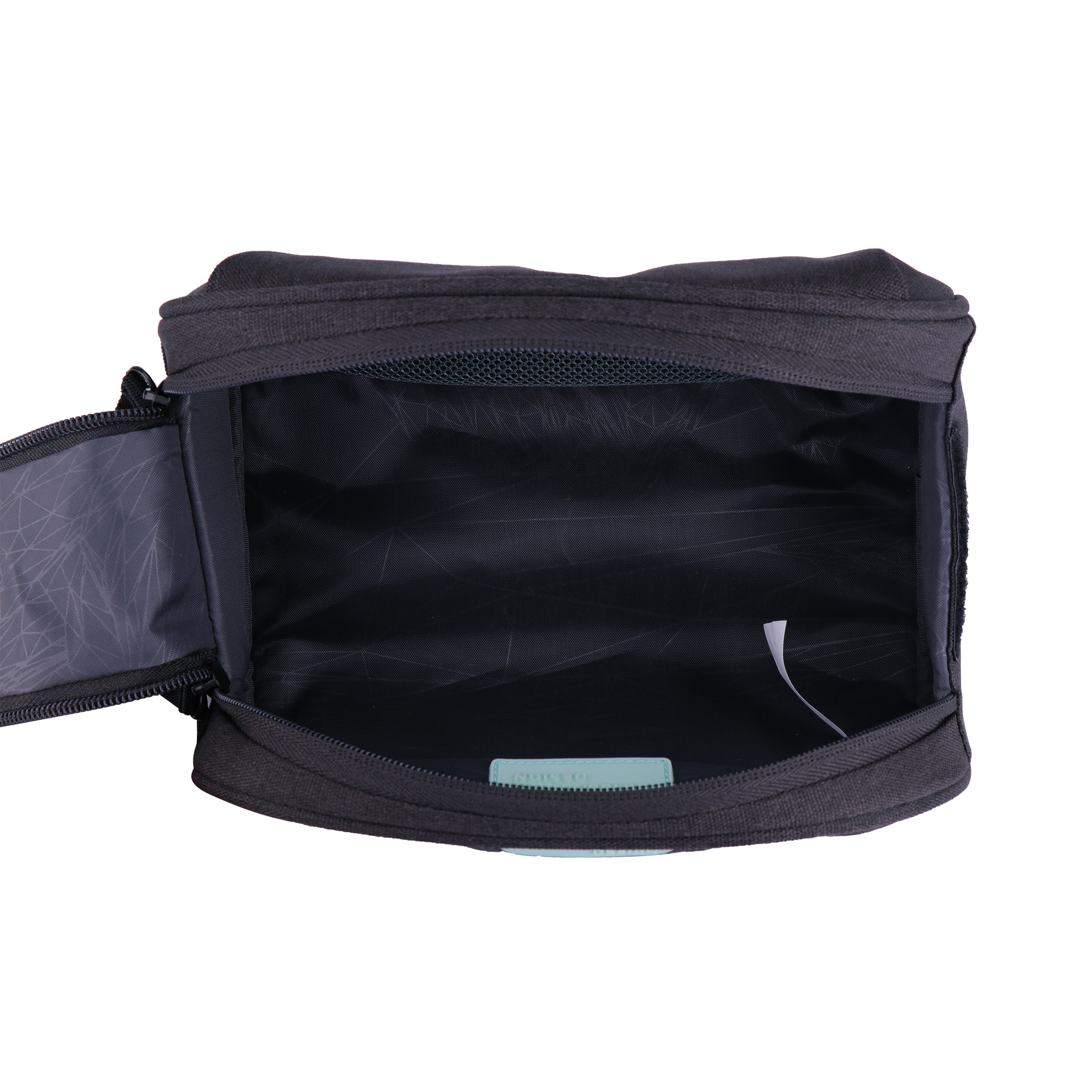 Borsa da viaggio nera aperta, con uno scomparto aperto.
