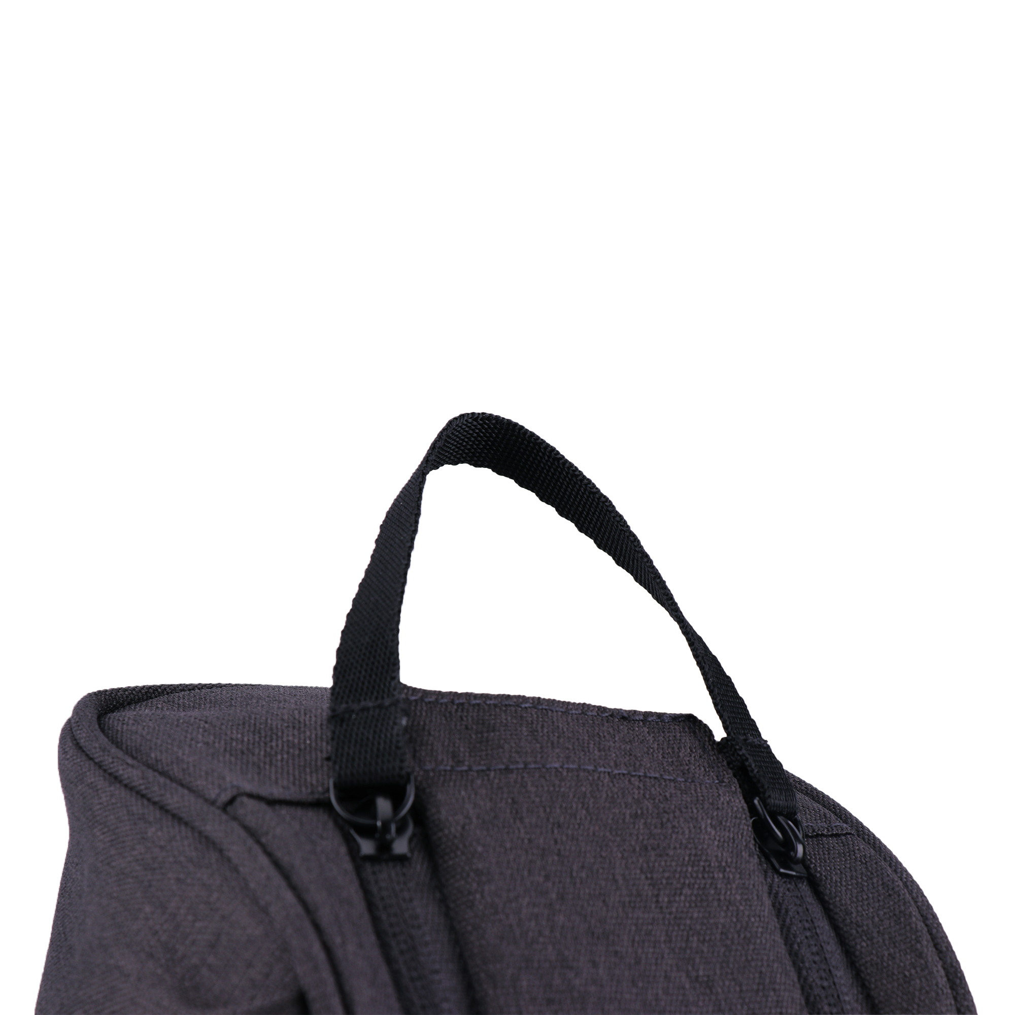 Primo piano di un manico di borsa nero con cinturino nero, isolato su sfondo bianco.