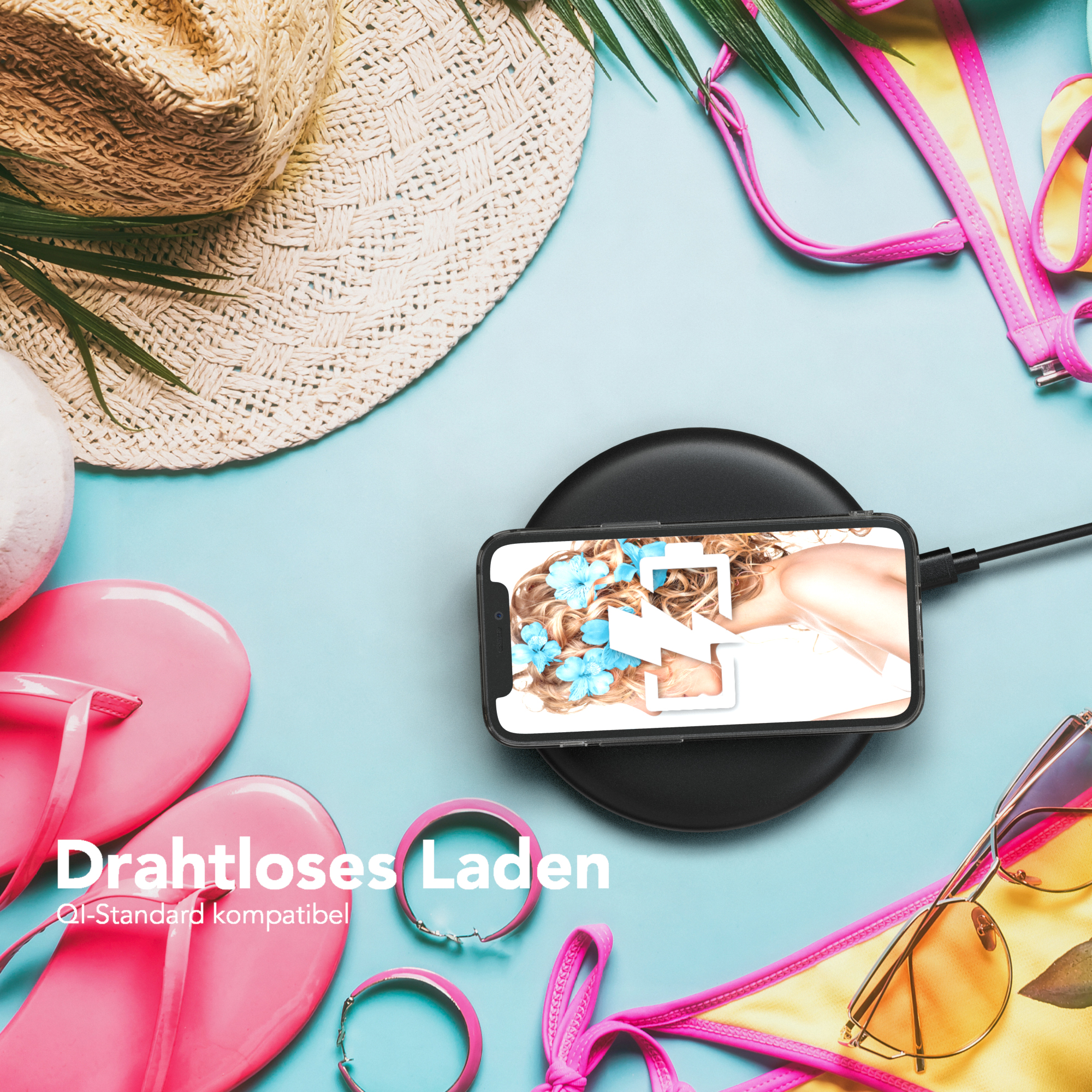 Telefon lädt auf einem kabellosen Ladegerät mit Strandelementen. Das Telefon zeigt ein Ladesymbol.