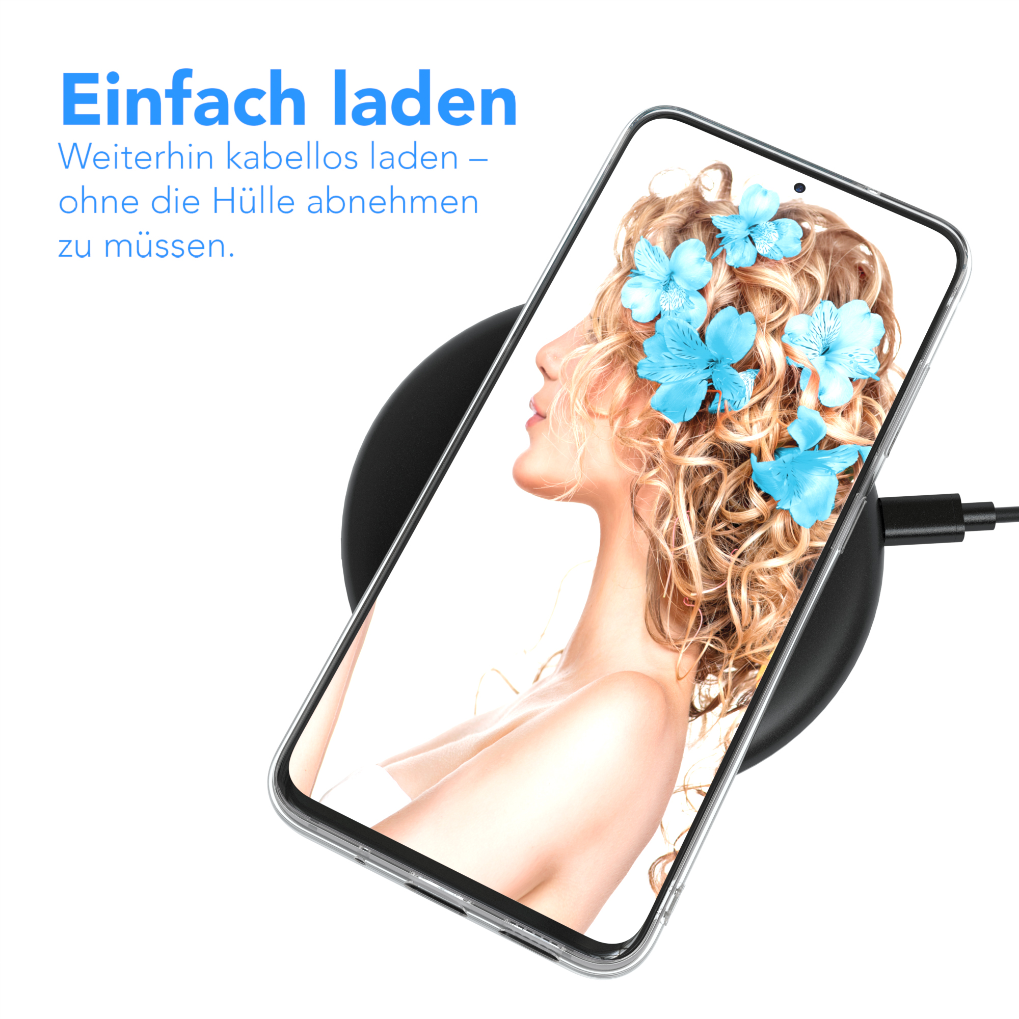 Ein Telefon auf einem kabellosen Ladegerät. Das Telefon hat eine Hülle mit blauen Blumen.