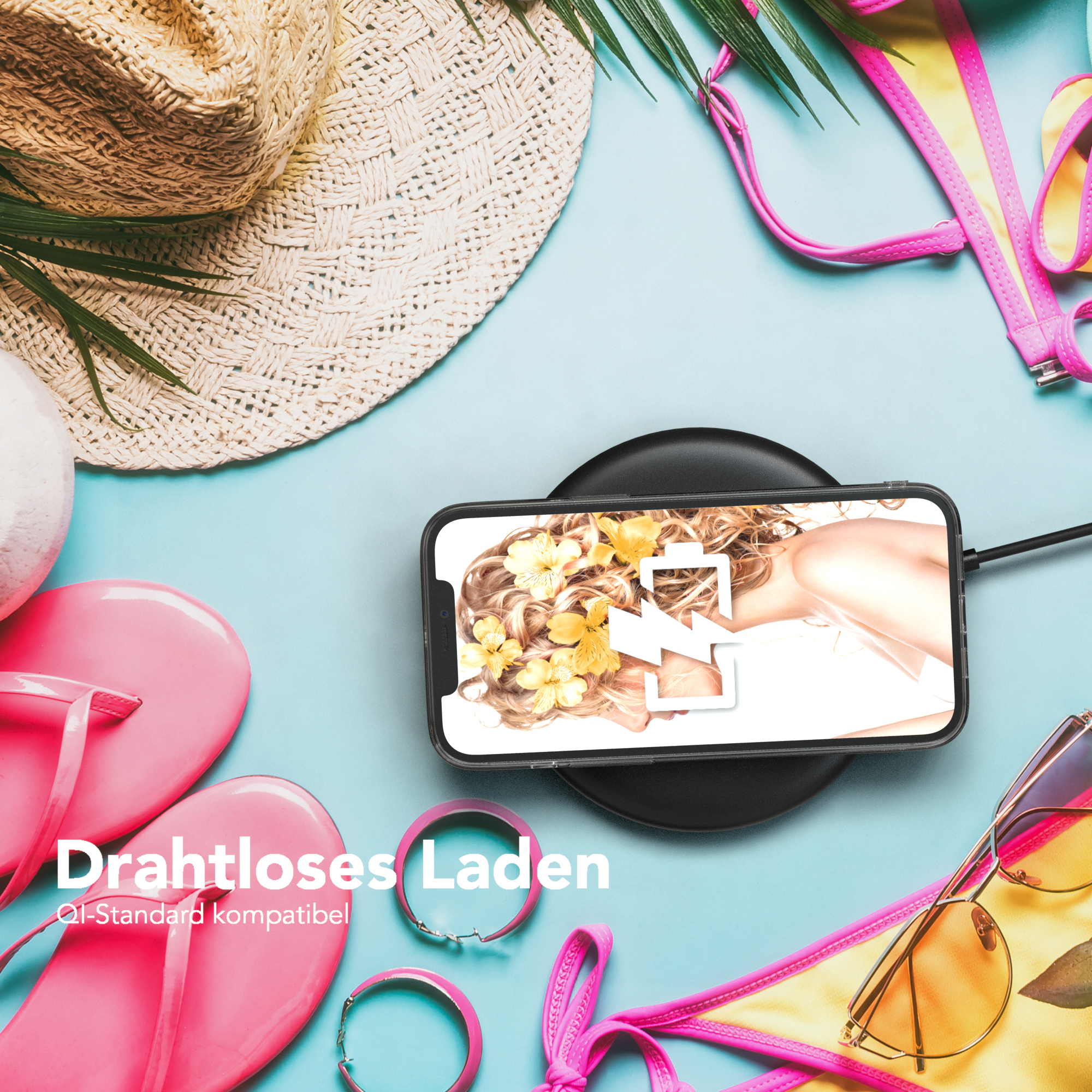 Telefon auf kabellosem Ladegerät. Strandhintergrund. Accessoires wie Hut, Sonnenbrille und Bikinioberteil.