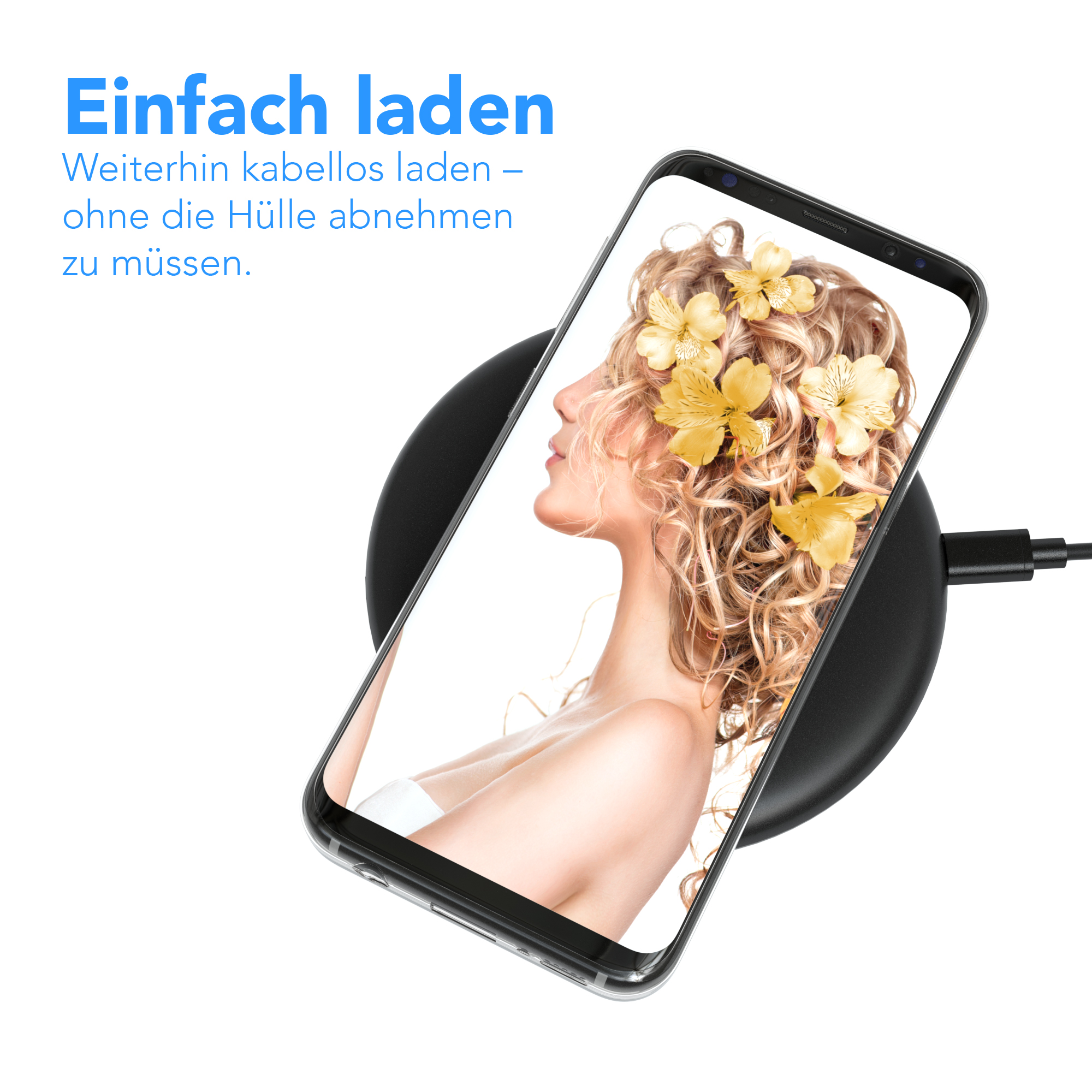 Frauengesicht mit Blumen auf einem Telefon, das drahtlos auf einem schwarzen Pad geladen wird.