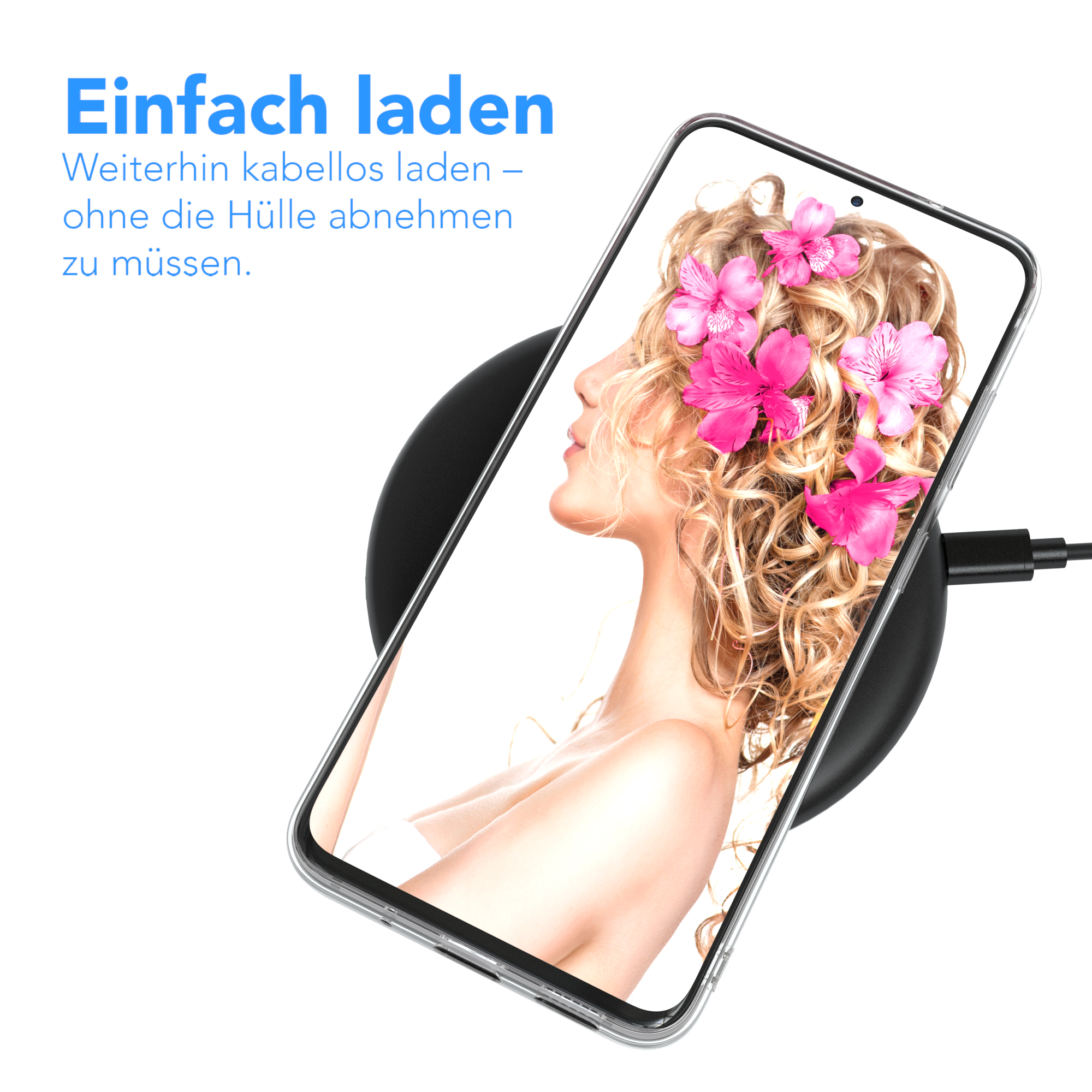 Ein Telefon auf einem kabellosen Ladegerät, mit einer Frau auf dem Telefonbildschirm. Das Telefon hat eine klare Hülle.