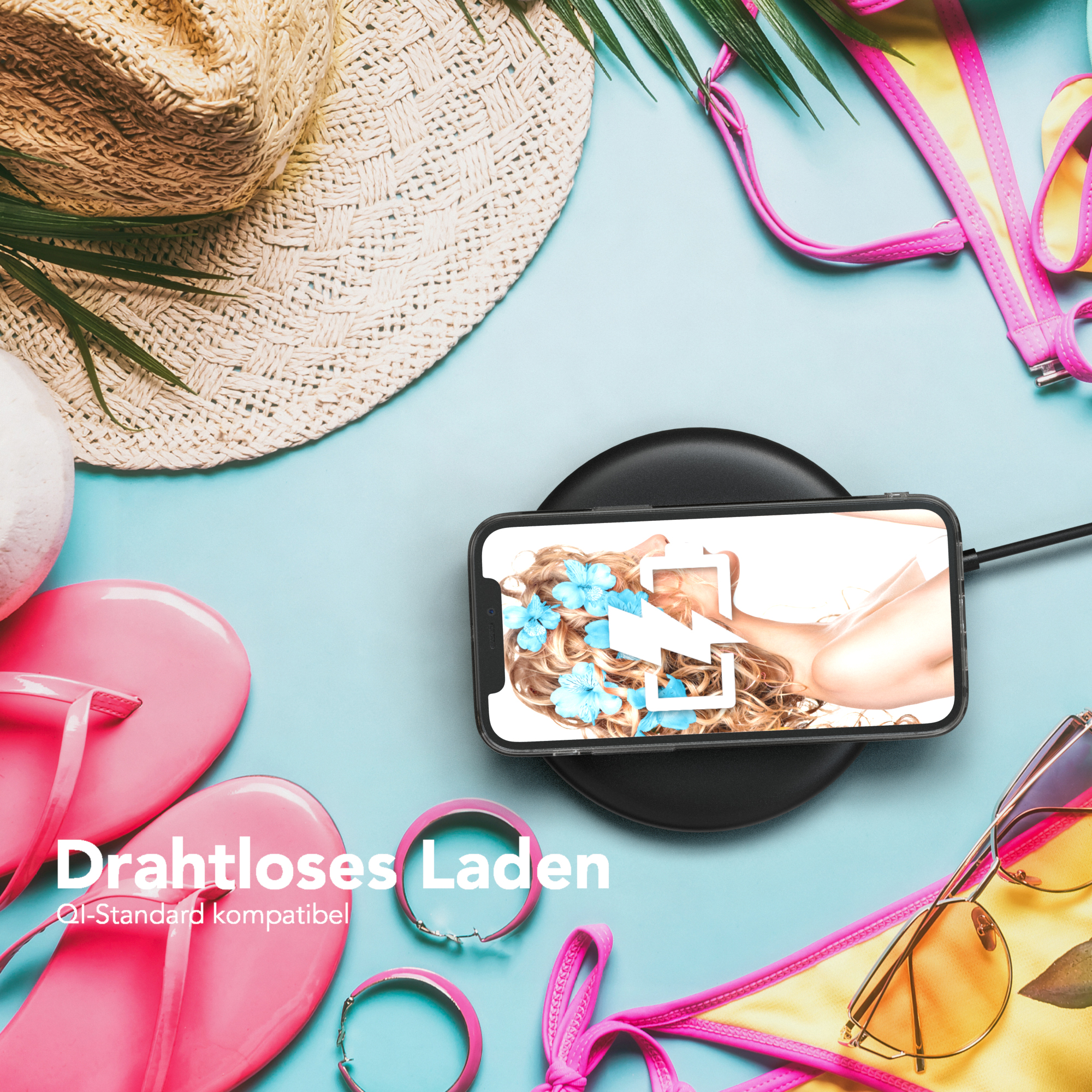 Smartphone auf einem kabellosen Ladegerät. Im Hintergrund eine Strandszene und Bikini.