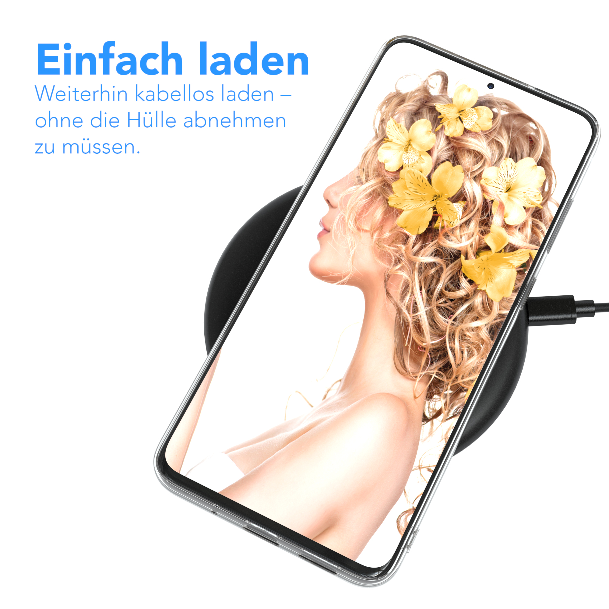 Ein Telefon wird kabellos aufgeladen. Das Telefon befindet sich in einer durchsichtigen Hülle, mit einem Frauengesicht auf dem Bildschirm.