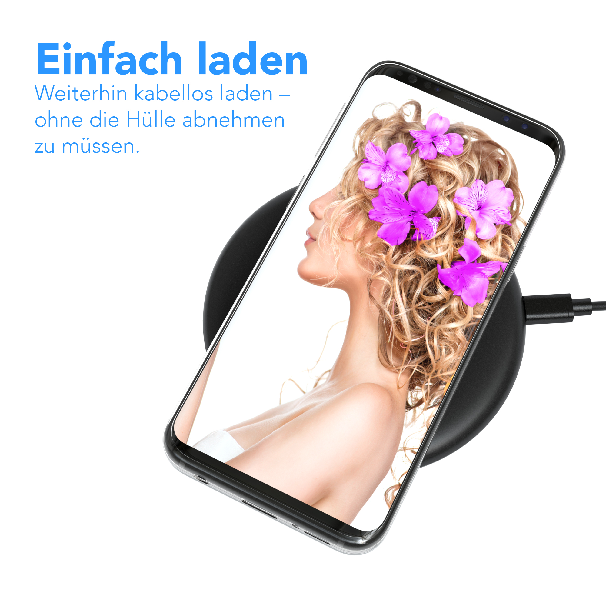 Smartphone auf Ladepad, zeigt Frauengesicht mit lila Blumenkranz, weißer Hintergrund.