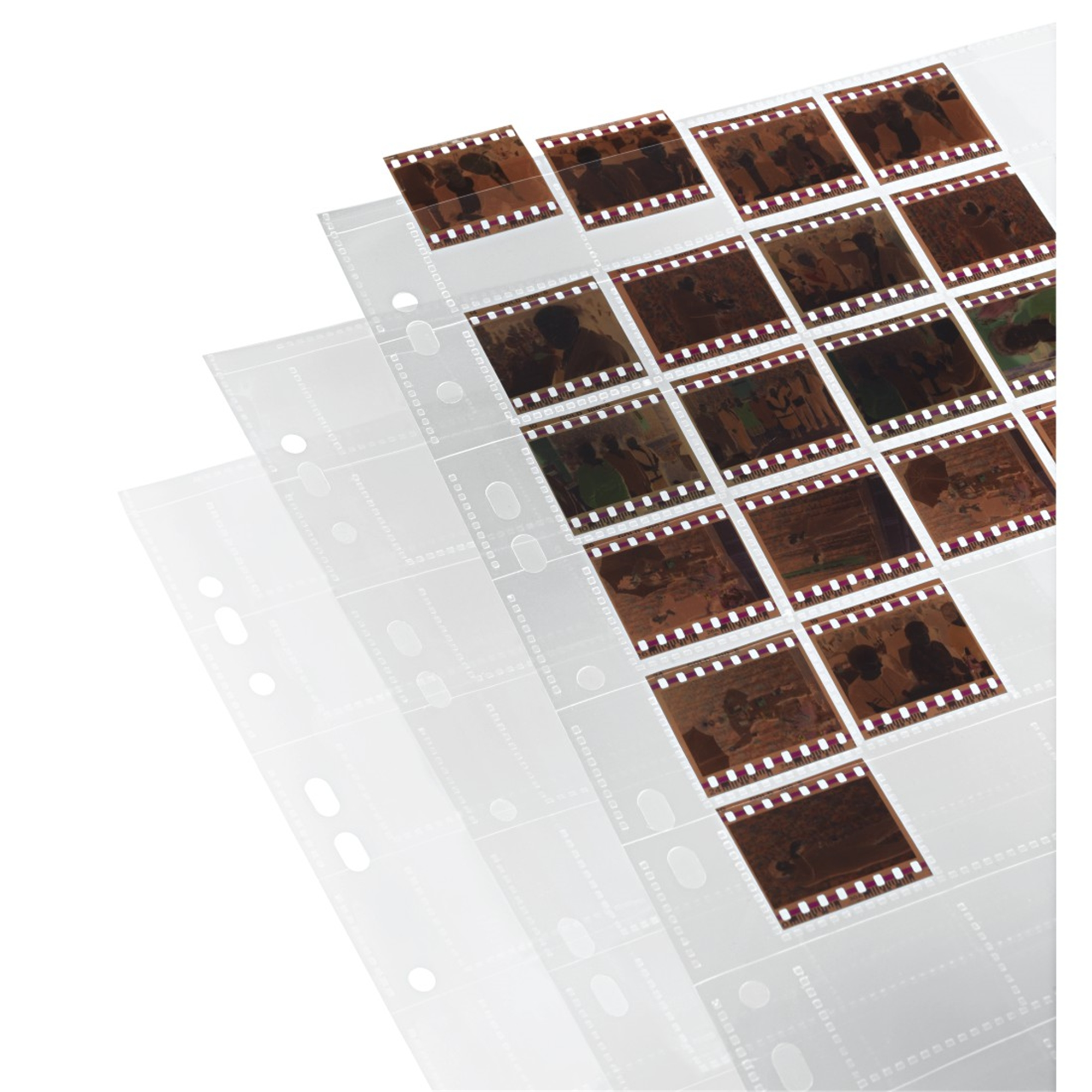 Filmnegative in transparenten Kunststoffhüllen. Einige Negative sind sichtbar und zeigen verschiedene Szenen.