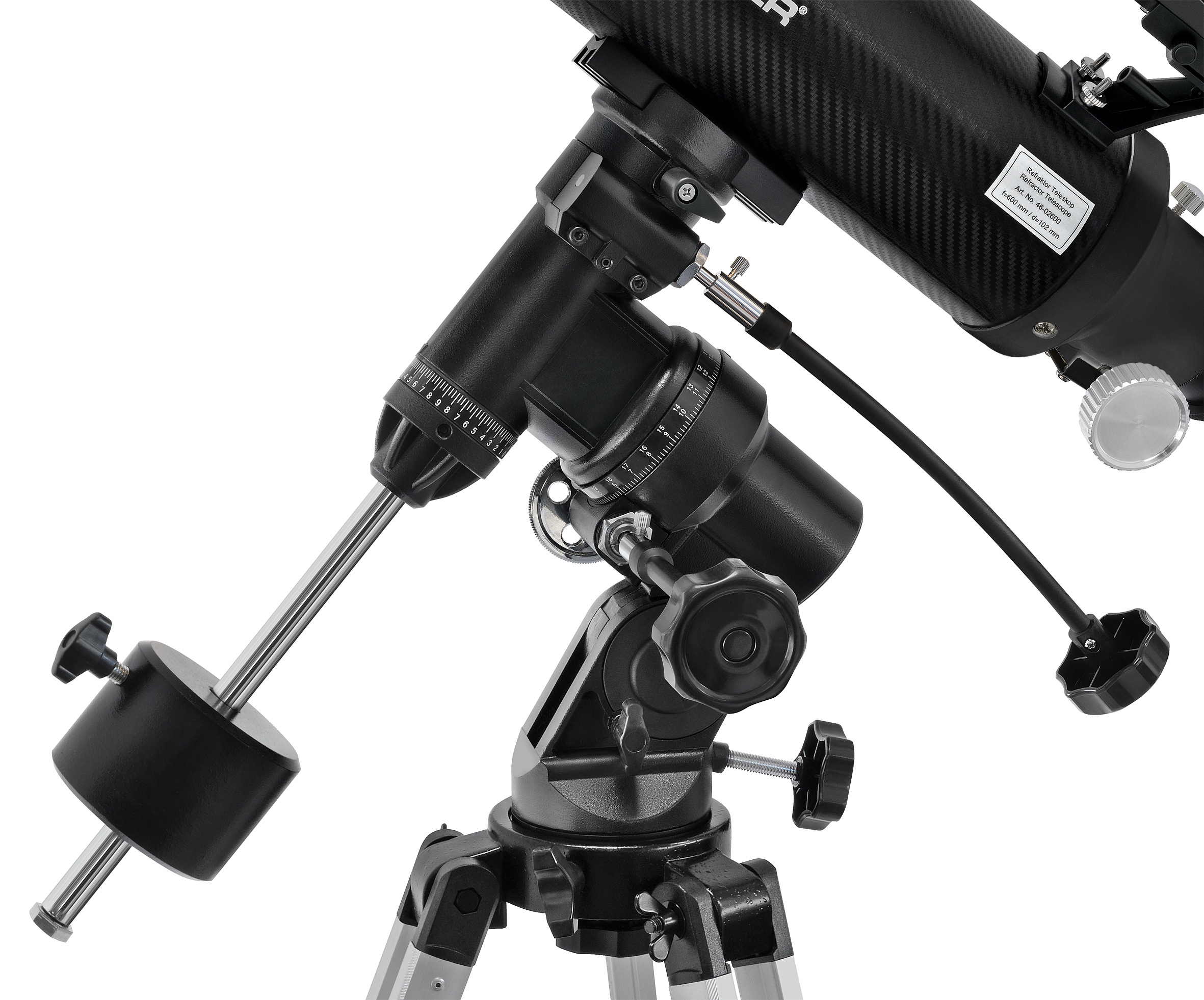 Un telescopio negro con trípode. Tiene varios diales y ajustes para la observación astronómica.