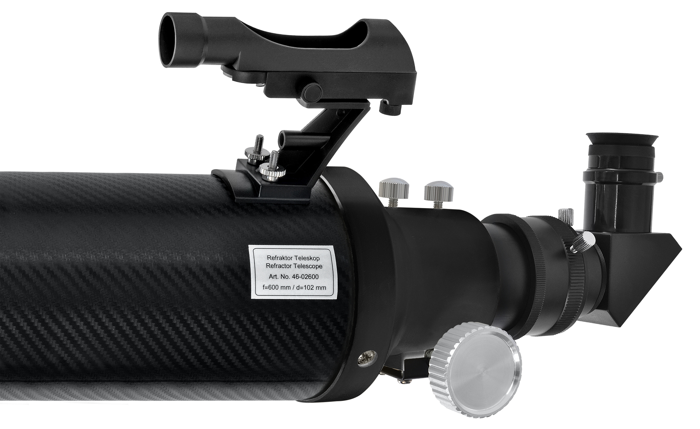 Telescopio negro con un buscador en la parte superior. Tiene una etiqueta plateada y perillas.