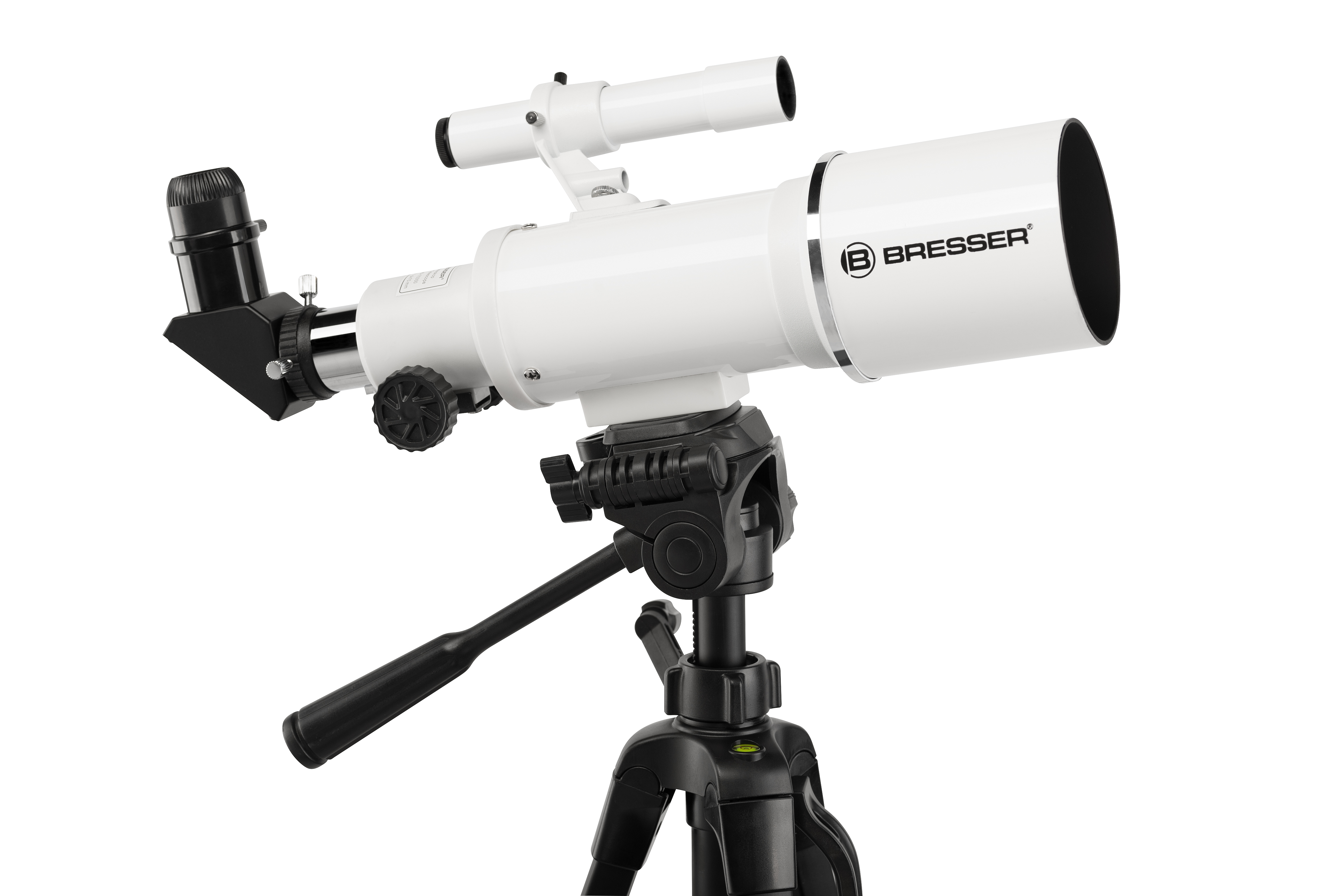 Telescopio blanco sobre un trípode negro. Tiene un visor secundario y un logotipo de Bresser.