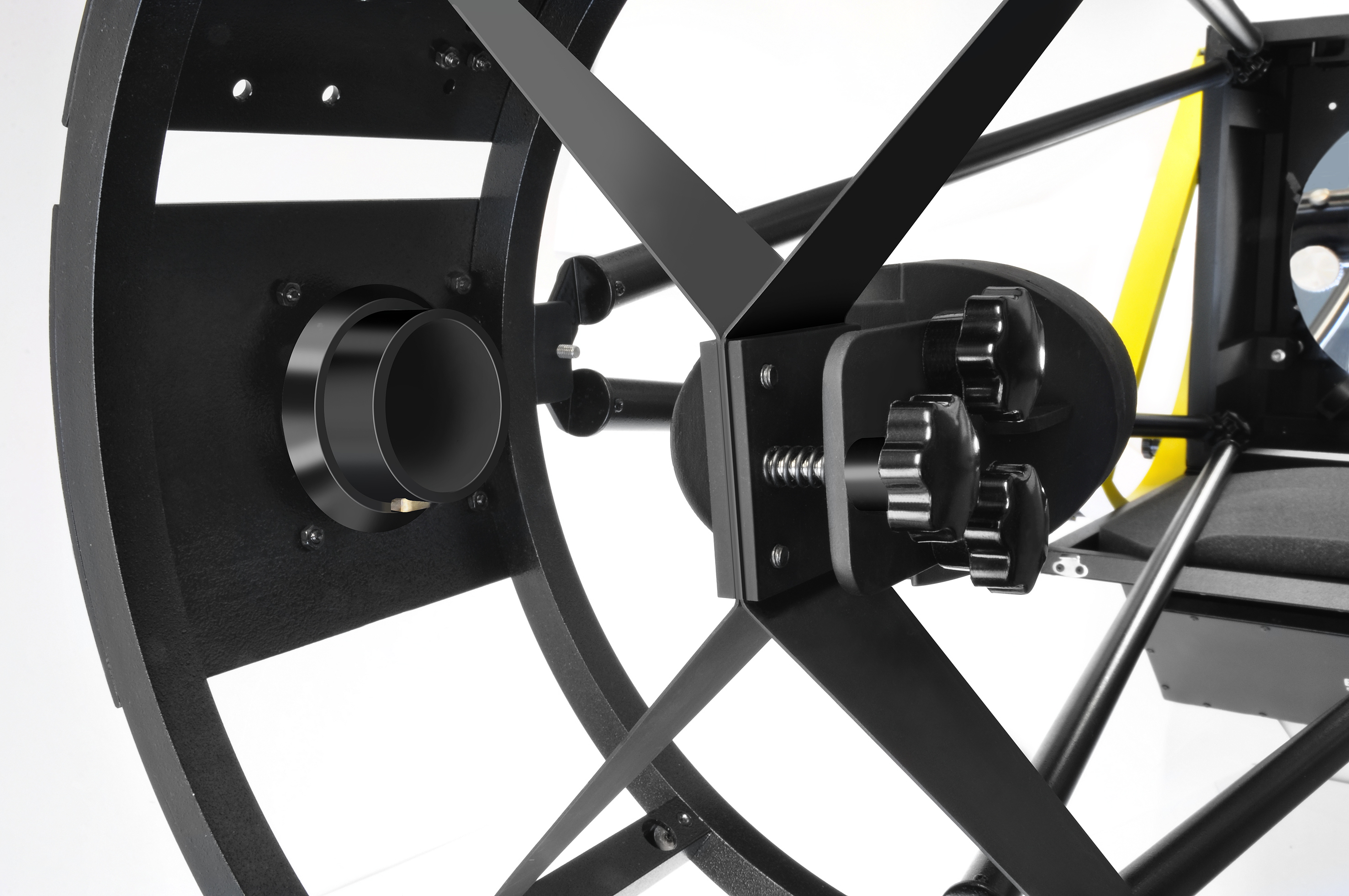 Montura de telescopio negra con perillas ajustables, soportes negros y un tubo circular.