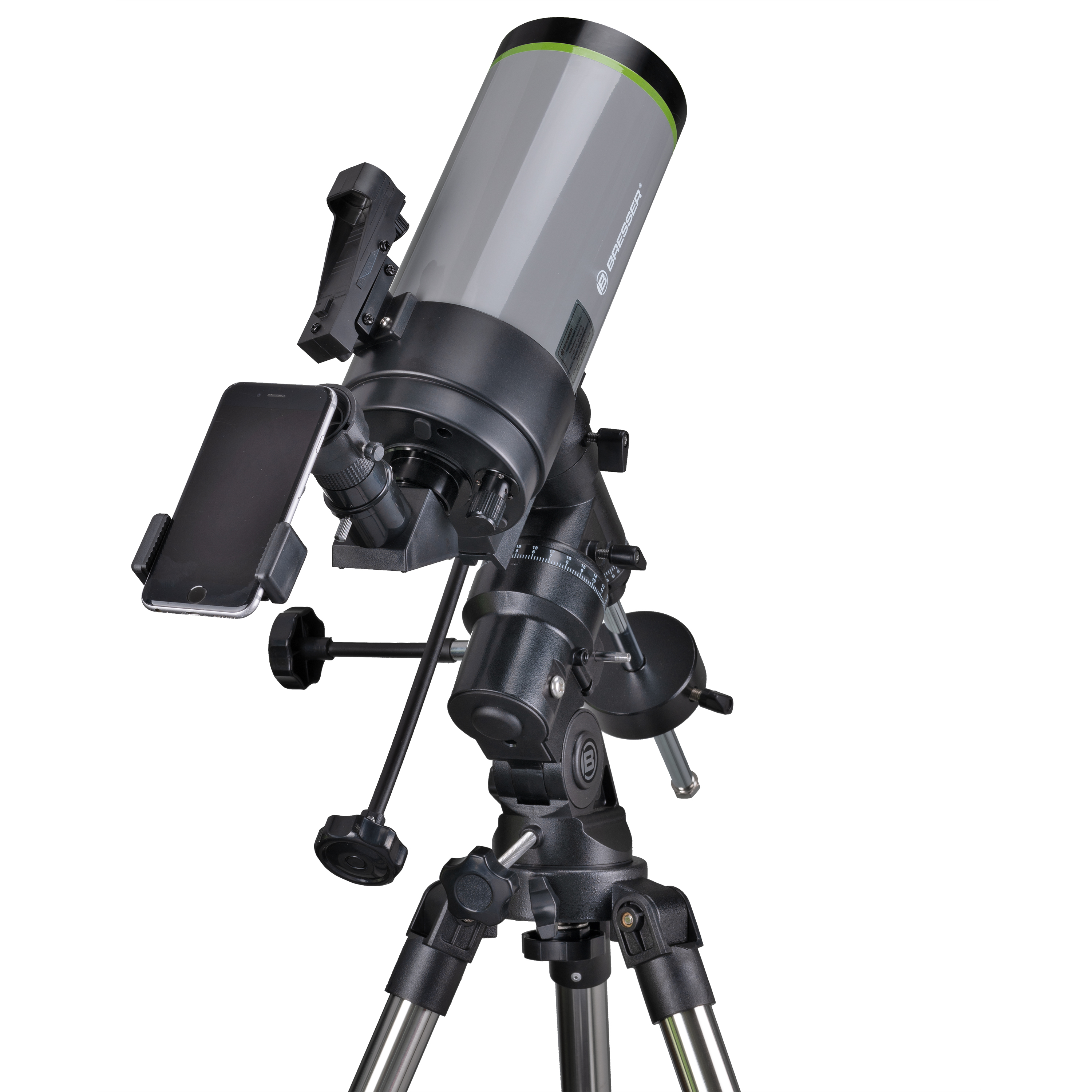 Un telescopio sobre trípode, con soporte para smartphone. La configuración está en ángulo.