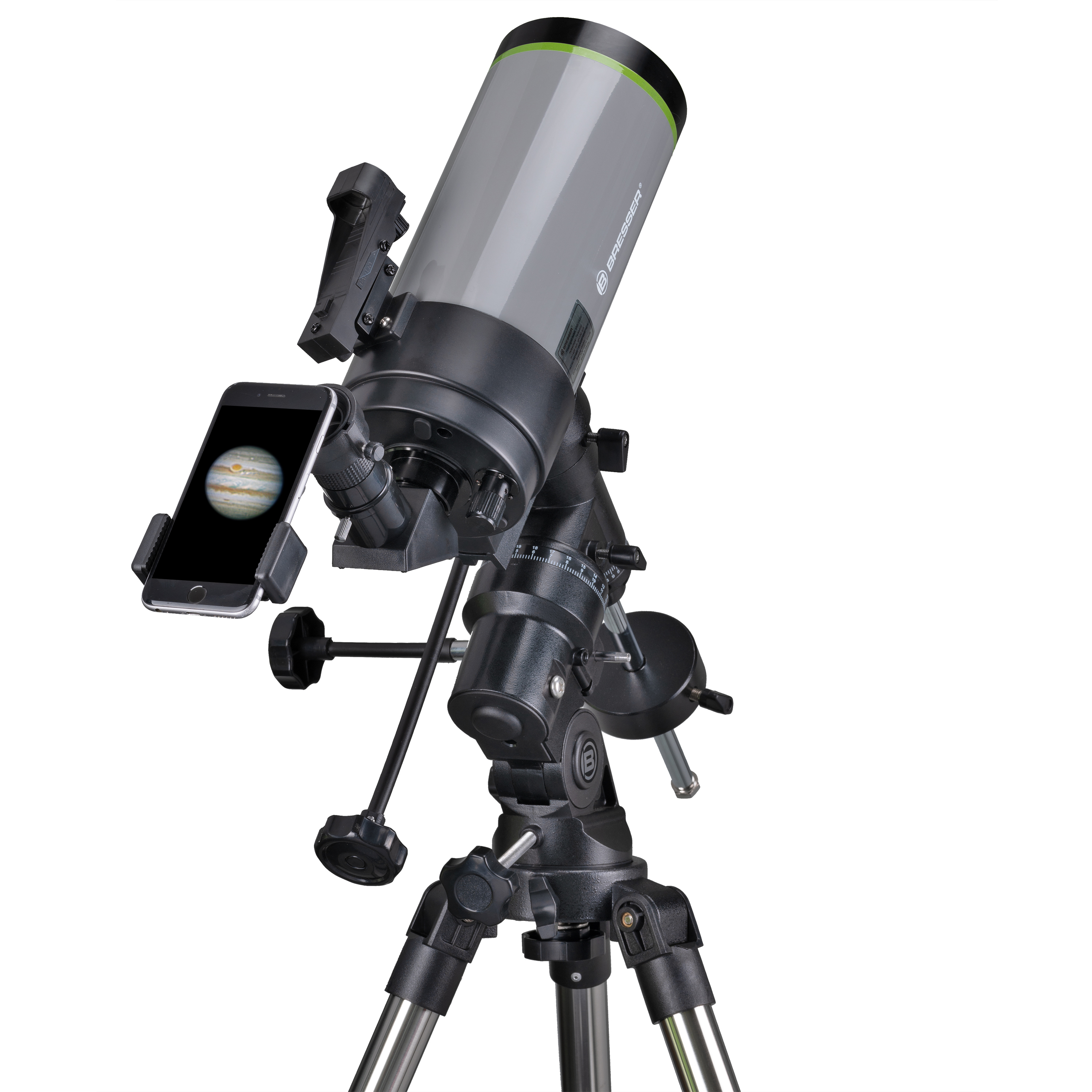 Telescopio con smartphone mostrando Júpiter. Telescopio negro y gris, sobre trípode.