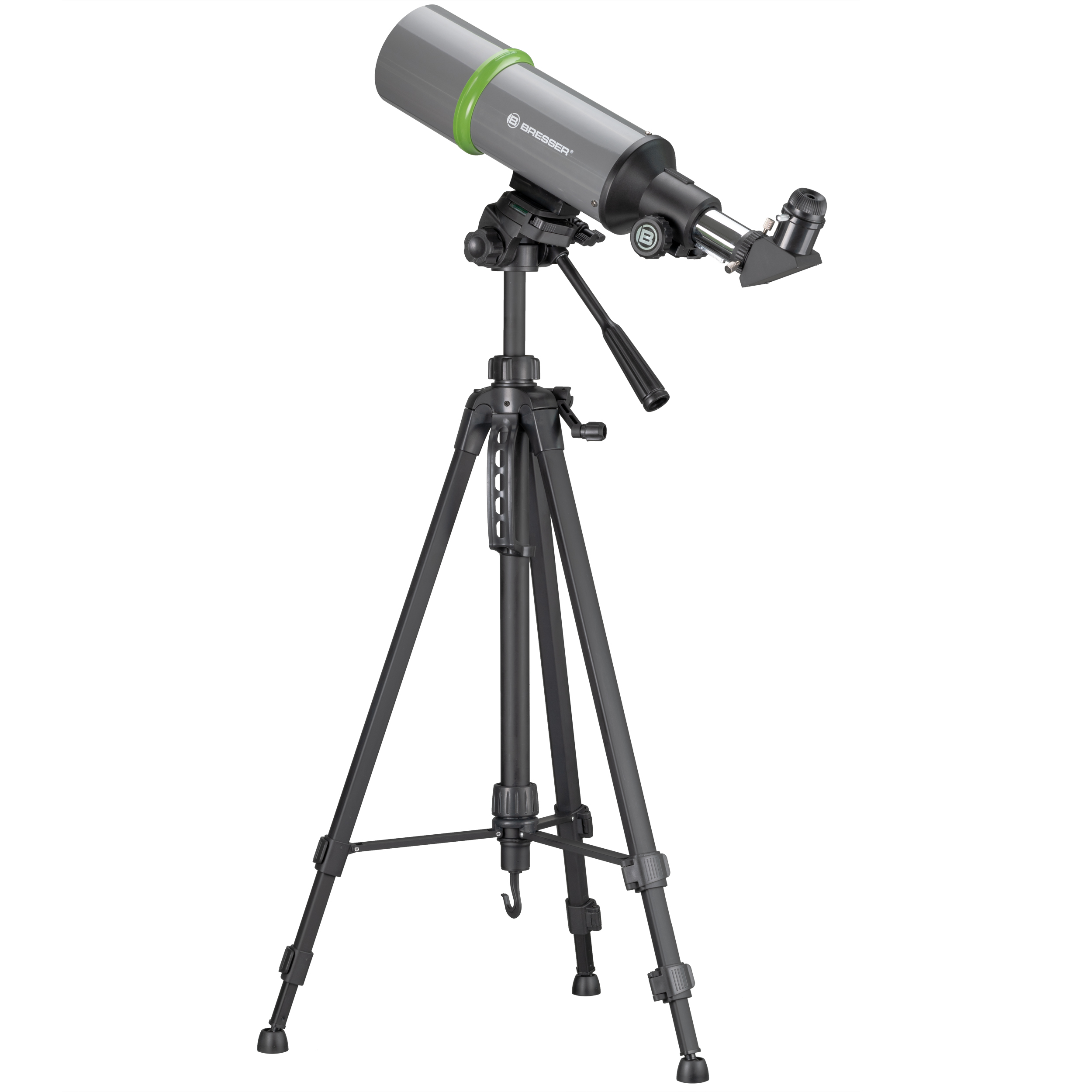 Un telescopio gris sobre un trípode. El alcance está inclinado hacia arriba.