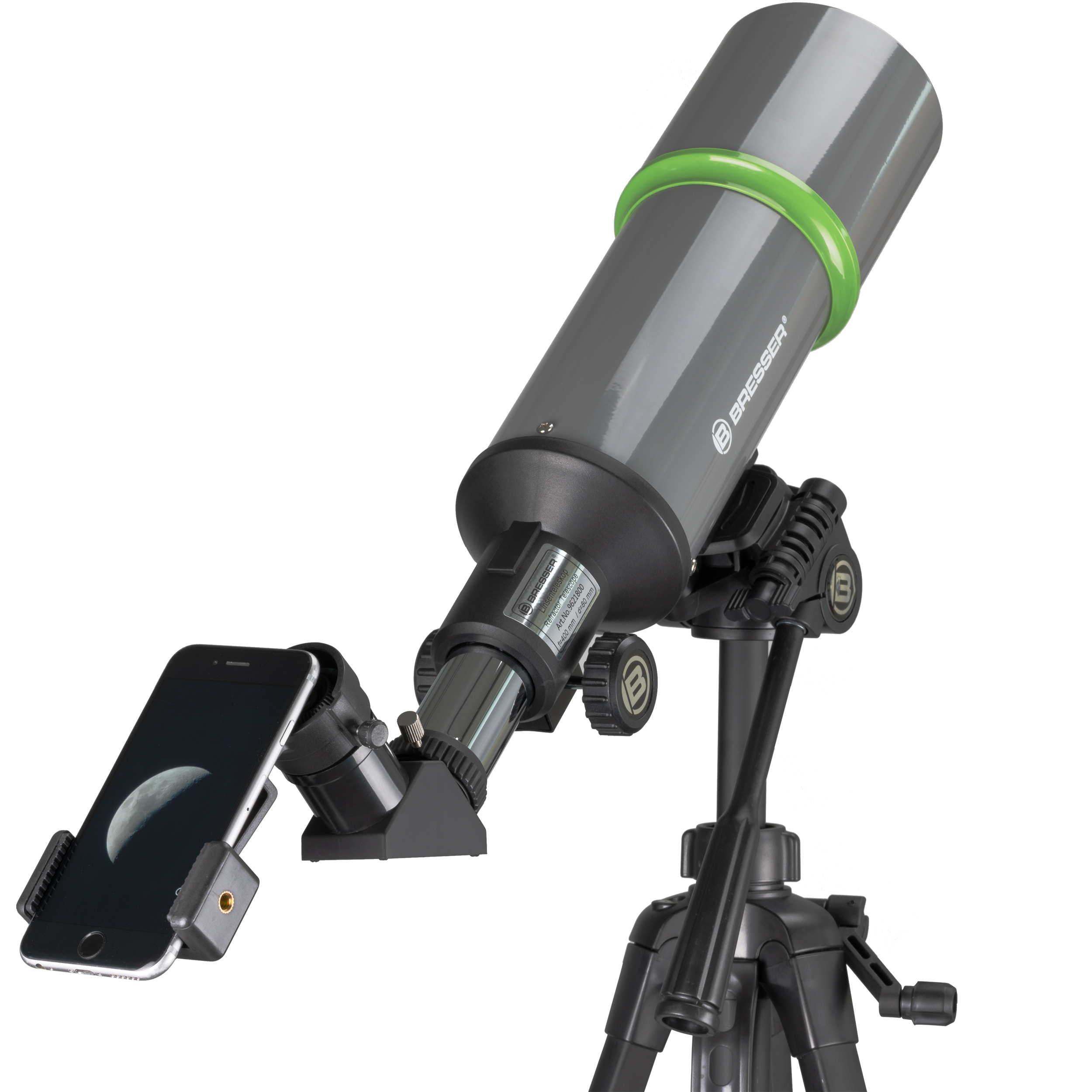 Un telescopio con un teléfono adjunto. El teléfono muestra una luna creciente. El telescopio está en un trípode.